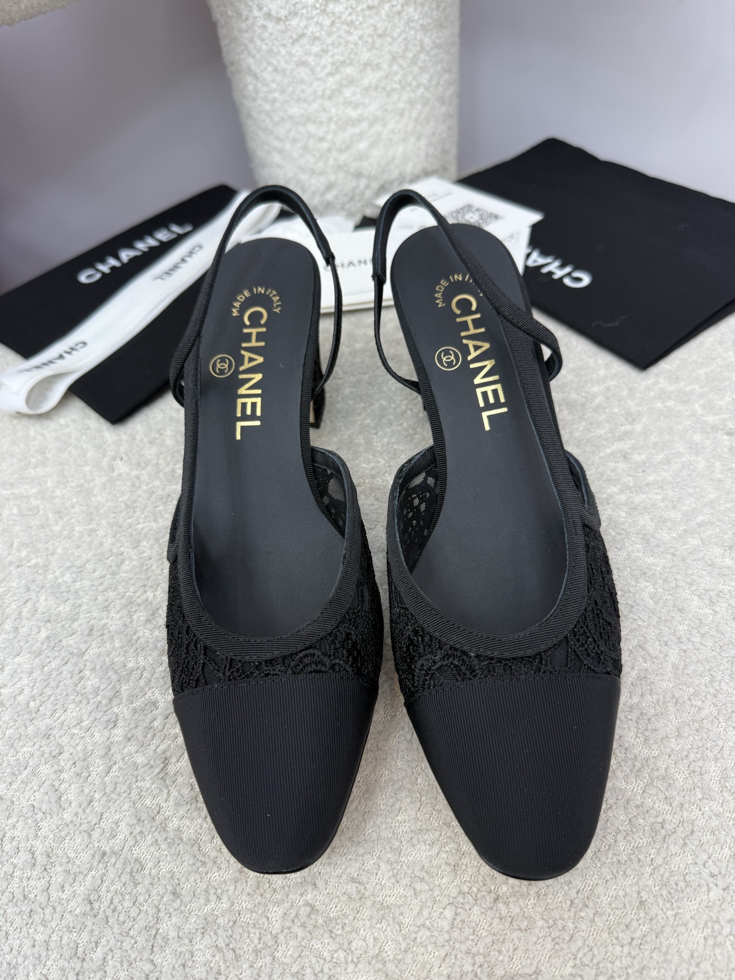 NO:460215,Top quality chanel Classic ballet shoes | 25A upgraded version The latest upgraded version of Xiaoxiang has been modified and optimized from the material to details and last lines. The 25th version has a more beautiful and elegant feeling. It looks slim and shaped the foot shape, making it easier to wear and fit the feet, and the comfort is invincible~ It looks super good on the feet~ it is high-end and elegant yet elegant. It is a classic item that is always timeless when commuting and shopping!  Custom lace + satin upper, A-grade sheepskin inner sole imported from Italy, heel height 6.5cm thick heel size 34 35 36 37 38 39 40 41 42 43 (34.40.41.42.43 customized, no return or replacement), sandals, chanel, sandals, sheepskin, silk fabric, Leather soles19860909顶级品质 chanel 经典芭蕾舞鞋｜25A升级版本 小香最新升级版本从材质到细节以及楦型线条都己经调改与优化,25版线条感更加的优美秀气 显瘦修饰脚型,更加的好穿贴脚,舒适度更是无敌了～上脚超级好看～高级又不失优雅气质 通勤逛街日常随心混搭,永不过时的经典单品！ 鞋面定制蕾丝+绸缎 内里A级羊皮 鞋底意大利进口真皮大底 跟高6.5cm粗跟 size 34 35 36 37 38 39 40 41 42 43（34.40.41.42.43定做不退不换）,凉鞋,chanel,sandals,sheepskin,silk fabric,Leather soles,Women's Shoes