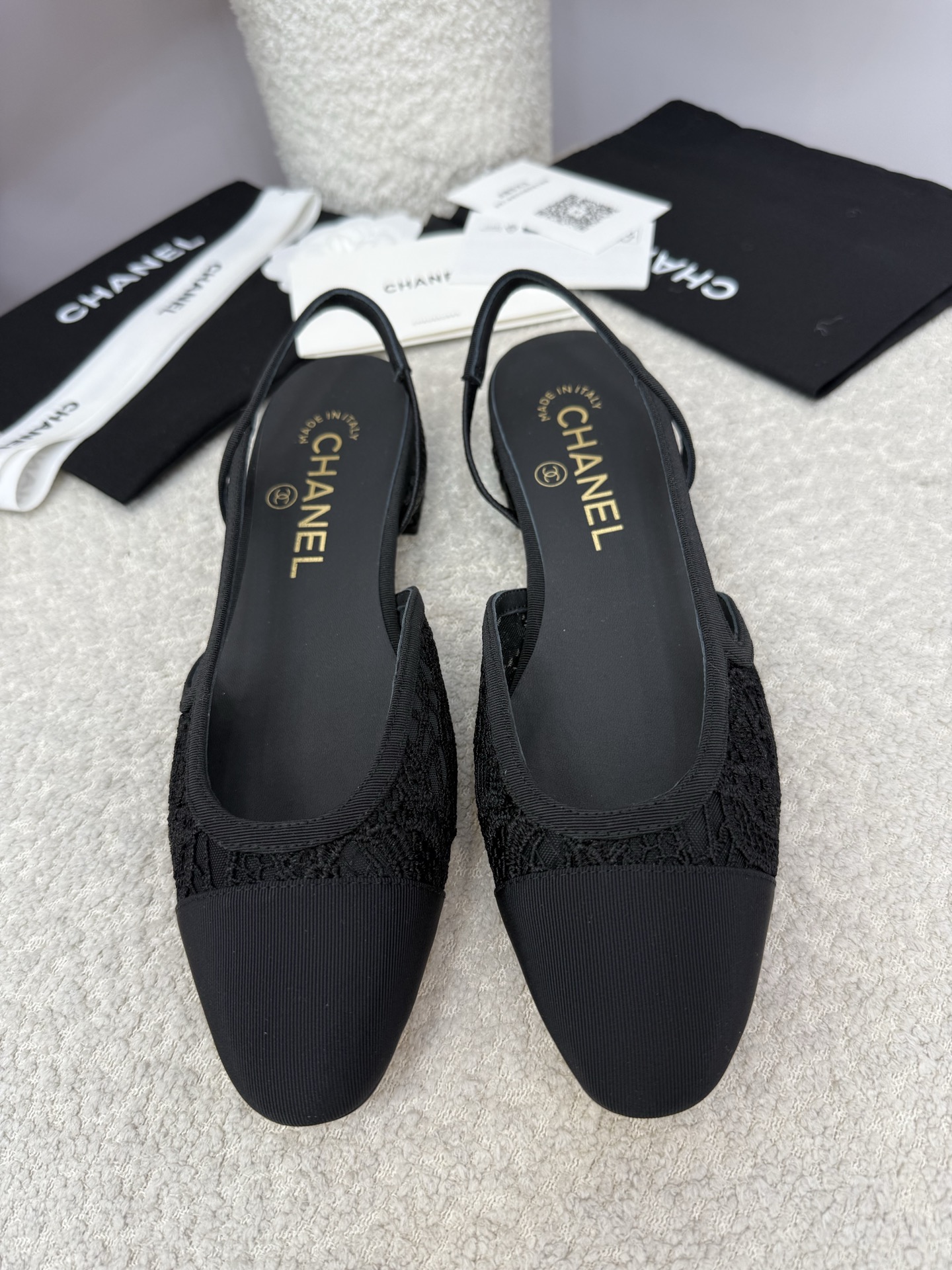 NO:460221,Top quality chanel Classic ballet shoes | 25A upgraded version The latest upgraded version of Xiaoxiang has been modified and optimized from the material to details and last lines. The 25th version has a more beautiful and elegant feeling. It looks slim and shaped the foot shape, making it easier to wear and fit the feet, and the comfort is invincible~ It looks super good on the feet~ it is high-end and elegant yet elegant. It is a classic item that is always timeless when commuting and shopping!  Custom lace + satin upper, A-grade sheepskin inner sole imported from Italy, heel height 2.0cm thick heel size 34 35 36 37 38 39 40 41 42 43 (34.40.41.42.43 Custom made without return or replacement), sandals, chanel, sandals, sheepskin, silk fabric, Leather soles19860909顶级品质 chanel 经典芭蕾舞鞋｜25A升级版本 小香最新升级版本从材质到细节以及楦型线条都己经调改与优化,25版线条感更加的优美秀气 显瘦修饰脚型,更加的好穿贴脚,舒适度更是无敌了～上脚超级好看～高级又不失优雅气质 通勤逛街日常随心混搭,永不过时的经典单品！ 鞋面定制蕾丝+绸缎 内里A级羊皮 鞋底意大利进口真皮大底 跟高2.0cm粗跟 size 34 35 36 37 38 39 40 41 42 43（34.40.41.42.43定做不退不换）,凉鞋,chanel,sandals,sheepskin,silk fabric,Leather soles,Women's Shoes