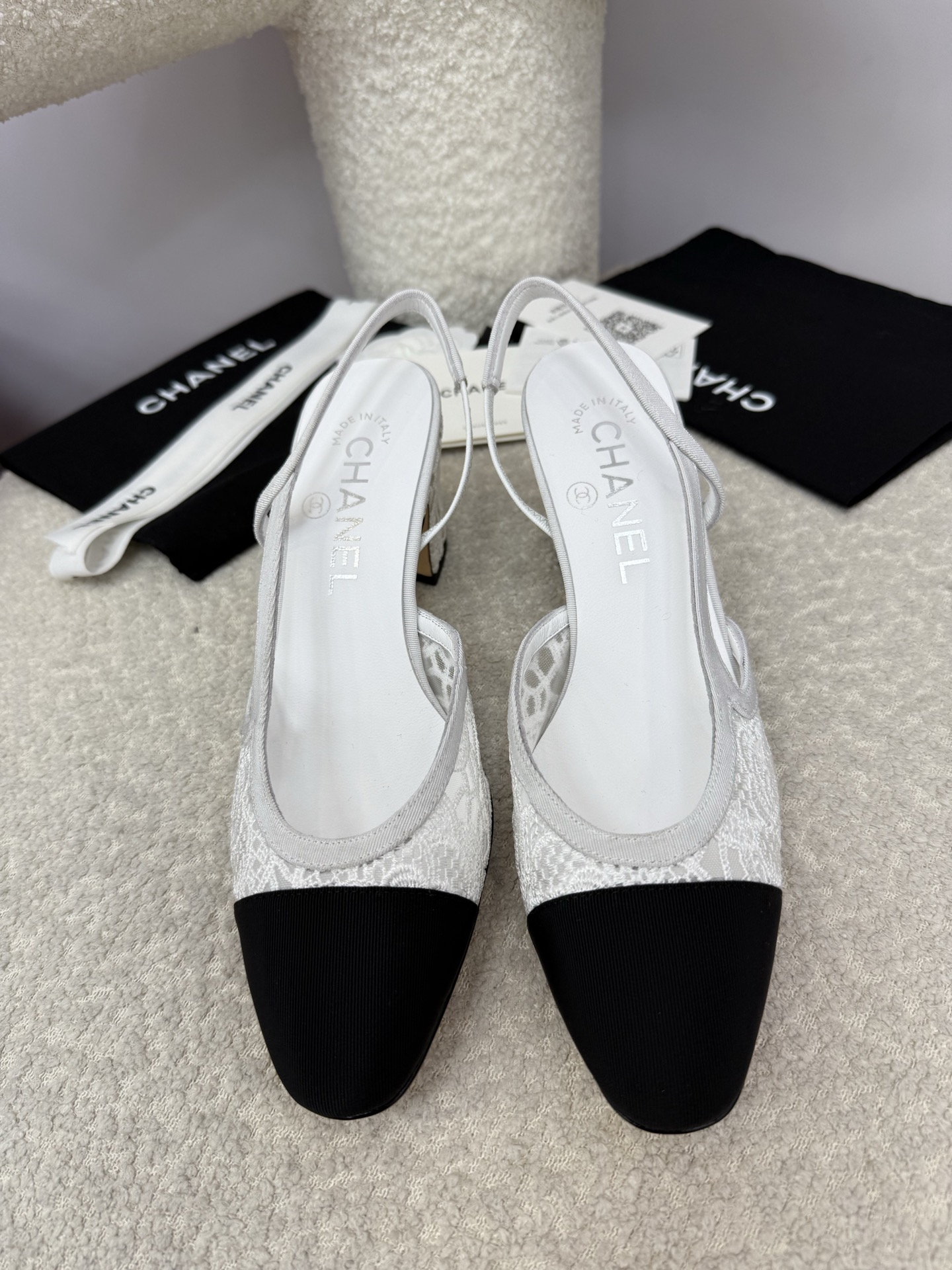 NO:460204,Top quality chanel Classic ballet shoes | 25A upgraded version The latest upgraded version of Xiaoxiang has been modified and optimized from the material to details and last lines. The 25th version has a more beautiful and elegant feeling. It looks slim and shaped the foot shape, making it easier to wear and fit the feet, and the comfort is invincible~ It looks super good on the feet~ it is high-end and elegant yet elegant. It is a classic item that is always timeless when commuting and shopping!  Custom lace + satin upper, A-grade sheepskin inner sole imported from Italy, heel height 6.5cm thick heel size 34 35 36 37 38 39 40 41 42 43 (34.40.41.42.43 customized, no return or replacement), sandals, chanel, sandals, sheepskin, silk fabric, Leather soles19860909顶级品质 chanel 经典芭蕾舞鞋｜25A升级版本 小香最新升级版本从材质到细节以及楦型线条都己经调改与优化,25版线条感更加的优美秀气 显瘦修饰脚型,更加的好穿贴脚,舒适度更是无敌了～上脚超级好看～高级又不失优雅气质 通勤逛街日常随心混搭,永不过时的经典单品！ 鞋面定制蕾丝+绸缎 内里A级羊皮 鞋底意大利进口真皮大底 跟高6.5cm粗跟 size 34 35 36 37 38 39 40 41 42 43（34.40.41.42.43定做不退不换）,凉鞋,chanel,sandals,sheepskin,silk fabric,Leather soles,Women's Shoes