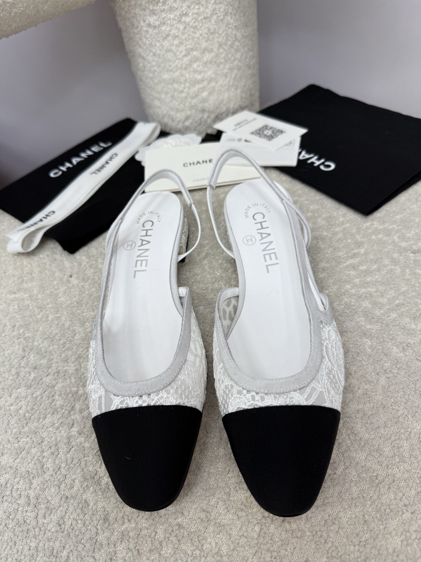 NO:460209,Top quality chanel Classic ballet shoes | 25A upgraded version The latest upgraded version of Xiaoxiang has been modified and optimized from the material to details and last lines. The 25th version has a more beautiful and elegant feeling. It looks slim and shaped the foot shape, making it easier to wear and fit the feet, and the comfort is invincible~ It looks super good on the feet~ it is high-end and elegant yet elegant. It is a classic item that is always timeless when commuting and shopping!  Custom lace + satin upper, A-grade sheepskin inner sole imported from Italy, heel height 2.0cm thick heel size 34 35 36 37 38 39 40 41 42 43 (34.40.41.42.43 Custom made without return or replacement), sandals, chanel, sandals, sheepskin, silk fabric, Leather soles19860909顶级品质 chanel 经典芭蕾舞鞋｜25A升级版本 小香最新升级版本从材质到细节以及楦型线条都己经调改与优化,25版线条感更加的优美秀气 显瘦修饰脚型,更加的好穿贴脚,舒适度更是无敌了～上脚超级好看～高级又不失优雅气质 通勤逛街日常随心混搭,永不过时的经典单品！ 鞋面定制蕾丝+绸缎 内里A级羊皮 鞋底意大利进口真皮大底 跟高2.0cm粗跟 size 34 35 36 37 38 39 40 41 42 43（34.40.41.42.43定做不退不换）,凉鞋,chanel,sandals,sheepskin,silk fabric,Leather soles,Women's Shoes
