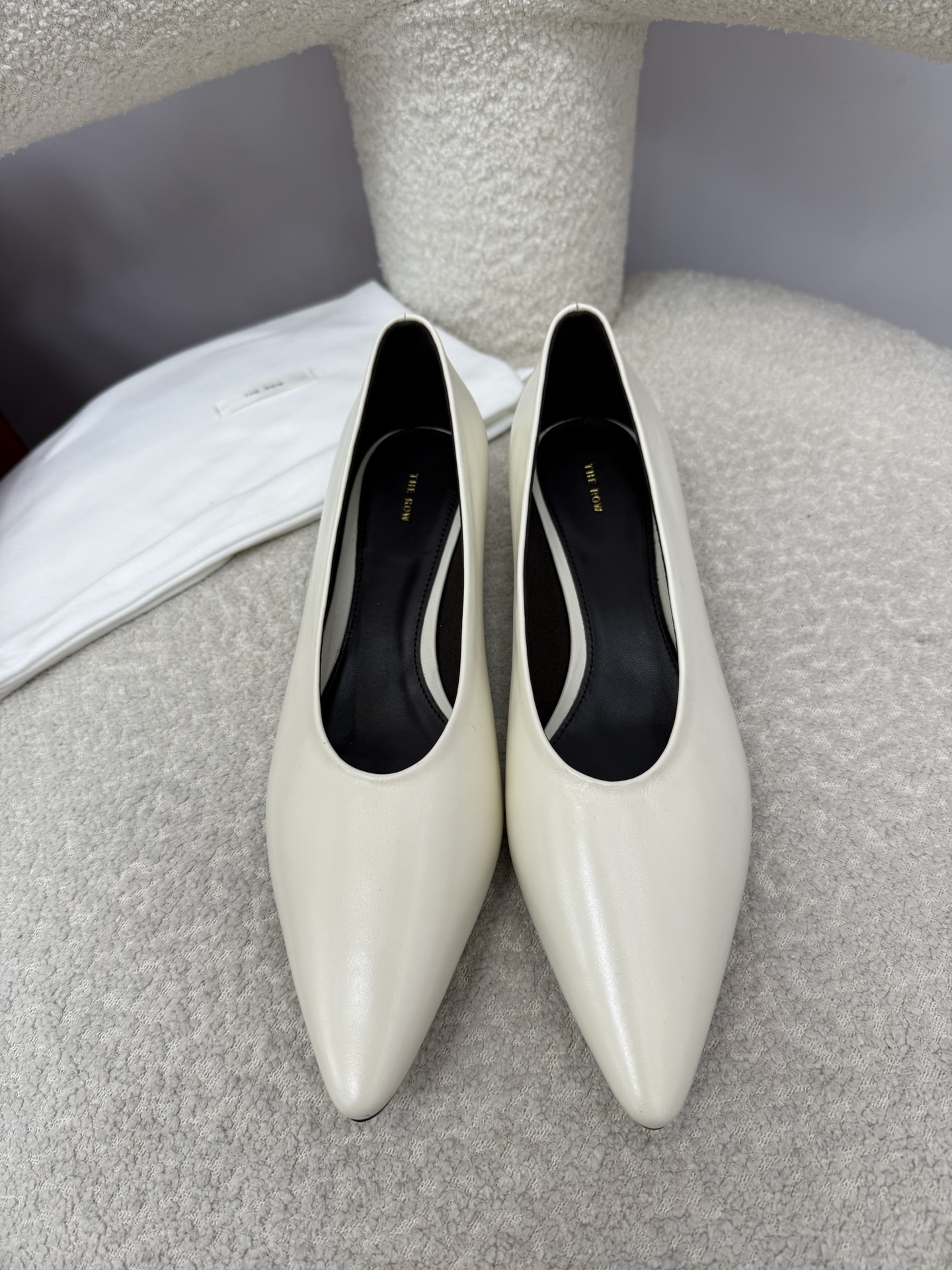 NO:460232,Top quality the row ss25 new arrival~ * 2025 early autumn new cat heel shoes, oily wax cowhide leather surface, shiny ~ small pointed toe with kitten heel, without any decoration, minimalist style design is simple, generous and classic!  Texture, high-end and full of femininity, gentle temperament~ Daily commuting, practical and easy to wear~ You can easily control any occasion!  Upper selected A-grade oily cowhide, heel height 3.5cm, kitten heel, sole imported from Italy, genuine leather sole, Size: 35-41 (40 41 custom made, no return or exchange), single shoes, cowhide, Leather soles19860909顶级品质 the row ss25 new arrival～ * 2025早秋新品猫跟小单鞋 油腊牛皮面 光泽油亮～小尖头搭配小猫跟, 没有任何的装饰、极简风设计简约大方又经典！质感 高级感满满穿上女人味十足 温柔气质～ 日常通勤 实用又好穿～任何场合都能轻松驾驭！ 鞋面甄选A级油腊牛皮 跟高3.5cm 小猫跟 鞋底意大利进口真皮大底 Size:35-41 (40 41订做不退换）,单鞋,cowhide,Leather soles,Women's Shoes