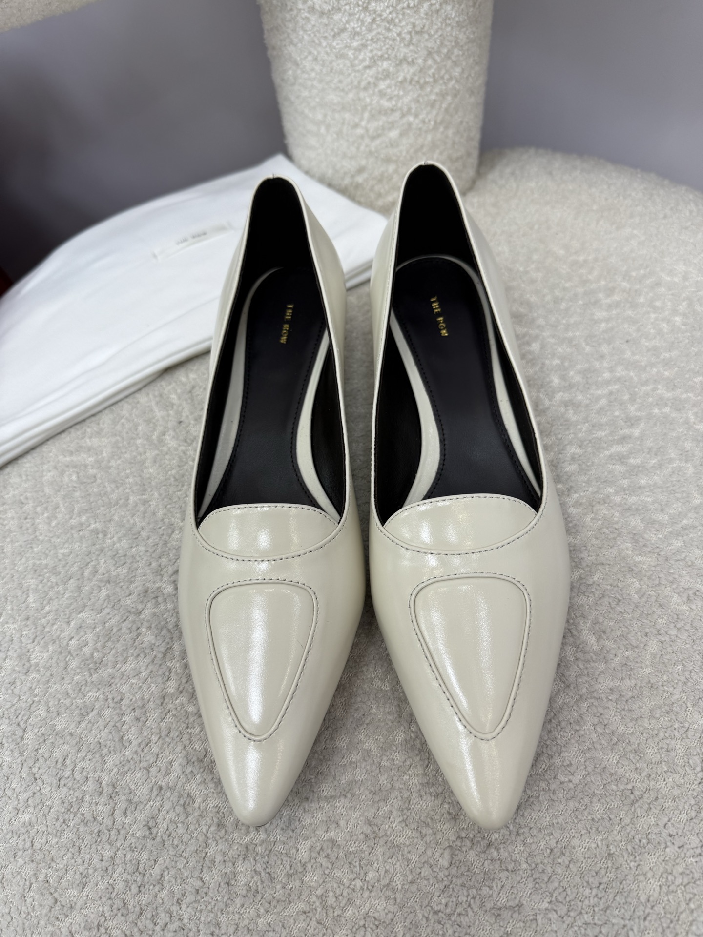 NO:460238,Top quality the row ss25 new arrival~ * 2025 early autumn new cat heel shoes, oily calf leather surface, shiny ~ small pointed toe with kitten heel, without any decoration, minimalist style design is simple, generous and classic!  Texture, high-end and full of femininity, gentle temperament~ Daily commuting, practical and easy to wear~ You can easily control any occasion!  Upper selected A-grade oily calf leather heel height 3.5cm kitten heel sole imported from Italy Size: 35-41 (40 41 custom made without return), single shoes, cowhide, Leather soles19860909顶级品质 the row ss25 new arrival～ * 2025早秋新品猫跟小单鞋 油腊小牛皮面 光泽油亮～小尖头搭配小猫跟, 没有任何的装饰、极简风设计简约大方又经典！质感 高级感满满穿上女人味十足 温柔气质～ 日常通勤 实用又好穿～任何场合都能轻松驾驭！ 鞋面甄选A级油腊小牛皮 跟高3.5cm 小猫跟 鞋底意大利进口真皮大底 Size:35-41 (40 41订做不退换）,单鞋,cowhide,Leather soles,Women's Shoes