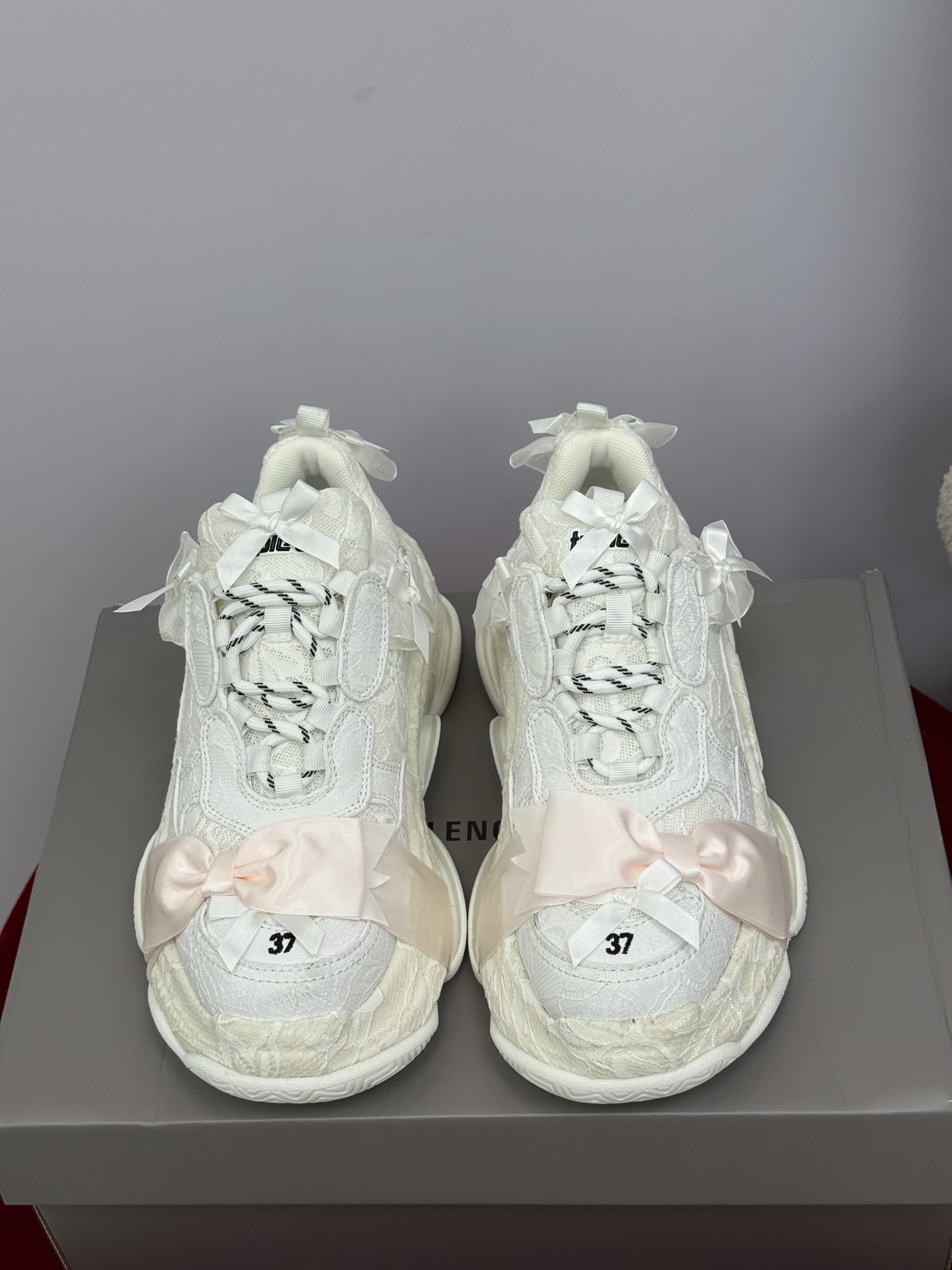 NO:460077,Top quality balenciaga ss25 new arrival ~ /New bow dad shoes Lace ribbon bow triples are really super cute ~ Full of girly hearts, fashionable ~ Must-have for street-fried ~ Pairing with bell-bottom pants, wide-leg pants, and work pants are very beautiful Size: 35-40, dad shoes, balenciaga19860909顶级品质 balenciaga ss25 new arrival～ /新款蝴蝶结老爹鞋 蕾丝缎帶蝴蝶结triples真的超级可爱～ 满满的少女心甜酷 洋气 时髦～炸街必备 随便搭配喇叭裤、阔腿裤、工装裤都非常好看 Size:35-40,老爹鞋,balenciaga,Women's Shoes