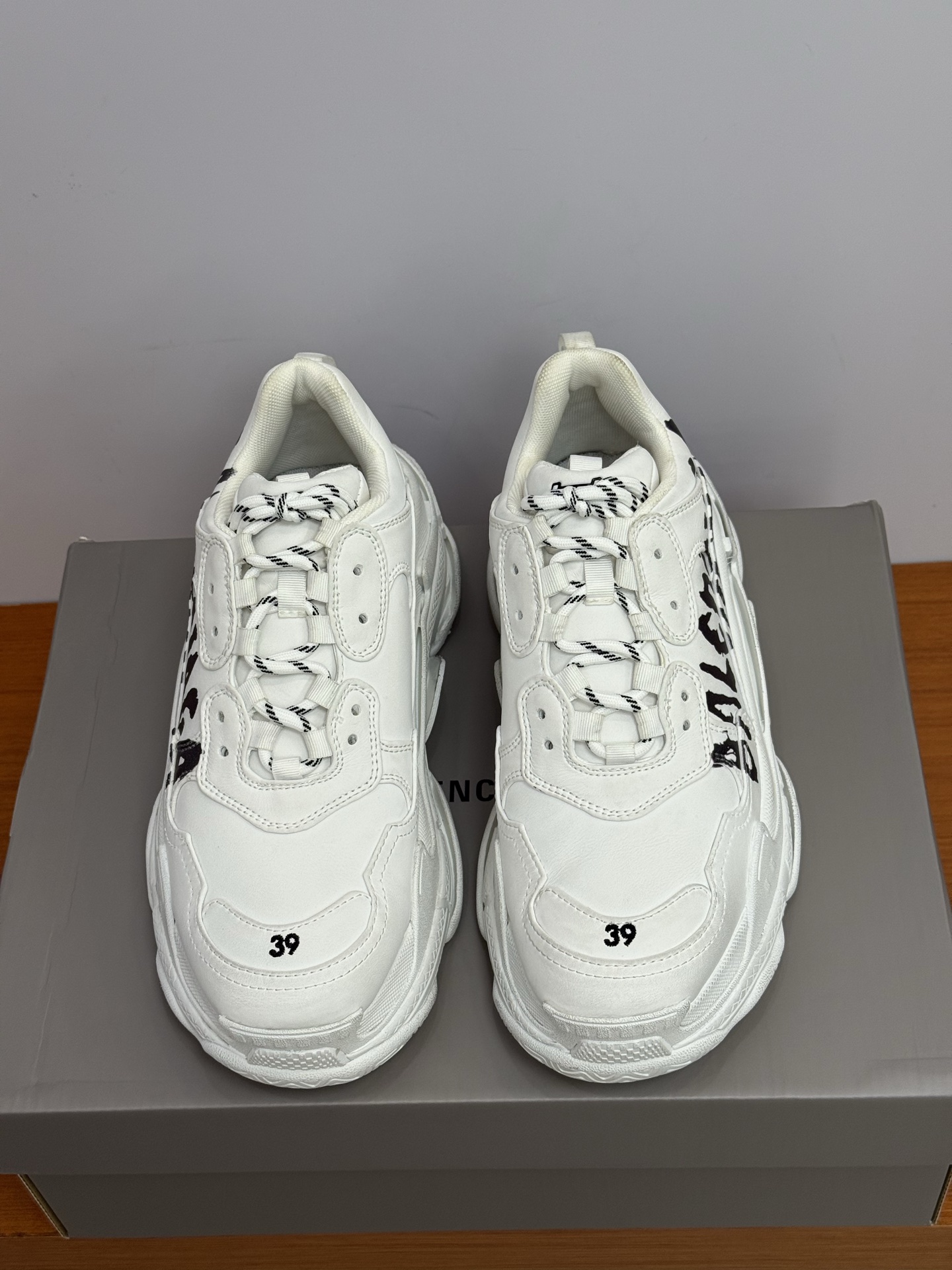 NO:460088,Top quality balenciaga ss25 new arrival~ New craft letter dad shoes Balenciaga dad shoes Retro and old design Super fashionable~ The shoe shape is full and three-dimensional~ The footwear effect is very manly and handsome~ The sole has a certain thickness, and it looks thin when worn~ The height-enhancing effect is divided. It looks very good when paired with bell-bottom pants, wide-leg pants, and overalls. Couple Size: 35-46 (45 46 custom made without return or exchange), dad shoes, balenciaga, balenciaga19860909顶级品质 balenciaga ss25 new arrival～  新款工艺字母老爹鞋 巴黎世家老爹鞋 复古做旧设计 超级时髦～ 鞋型饱满立体～上脚效果非常的Man又帅气～ 鞋底有一定的厚度,穿上显腿细～增高效果分 随便搭配喇叭裤、阔腿裤、工装裤都非常好看哦 情侣Size:35-46（45 46订做不退换）,老爹鞋,balenciaga,balenciaga,Women's Shoes