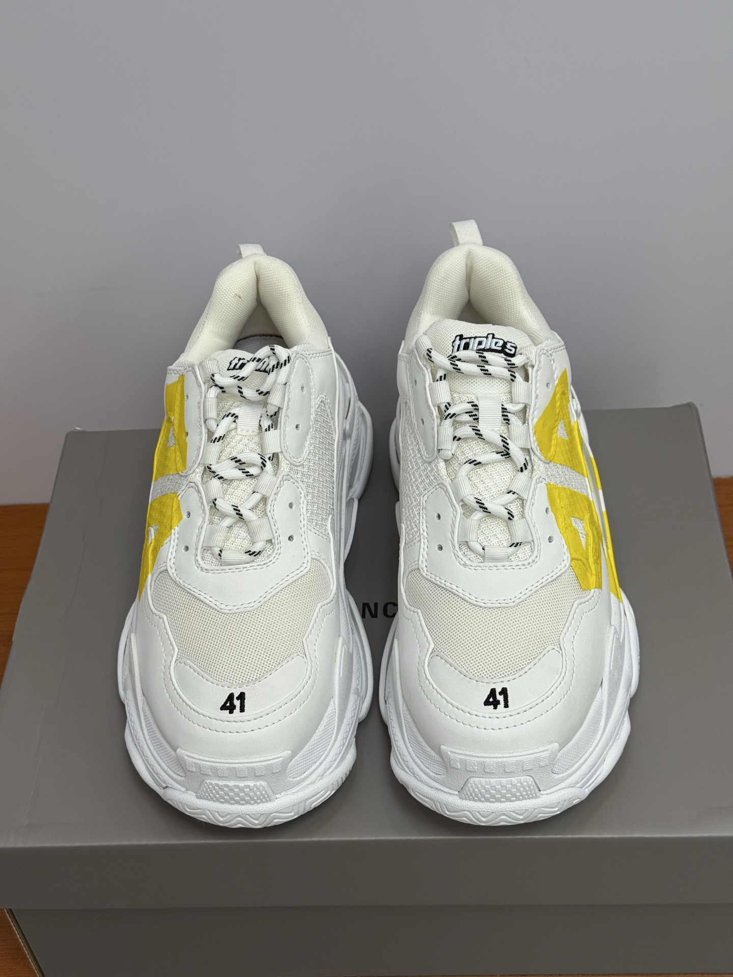 NO:460096,Top quality balenciaga ss25 new arrival~ New pair logo dad shoes Balenciaga dad shoes retro old design super fashionable~ The shoe shape is full and three-dimensional~ The footwear effect is very manly and handsome~ The sole has a certain thickness, and it looks thin when worn~ The height-enhancing effect is divided. It looks very good when paired with bell-bottom pants, wide-leg pants, and overalls. Couple Size: 35-46 (45 46 custom made without return or exchange), dad shoes, balenciaga, balenciaga19860909顶级品质 balenciaga ss25 new arrival～  新款双 logo老爹鞋 巴黎世家老爹鞋 复古做旧设计 超级时髦～ 鞋型饱满立体～上脚效果非常的Man又帅气～ 鞋底有一定的厚度,穿上显腿细～增高效果分 随便搭配喇叭裤、阔腿裤、工装裤都非常好看哦 情侣Size:35-46（45 46订做不退换）,老爹鞋,balenciaga,balenciaga,Women's Shoes