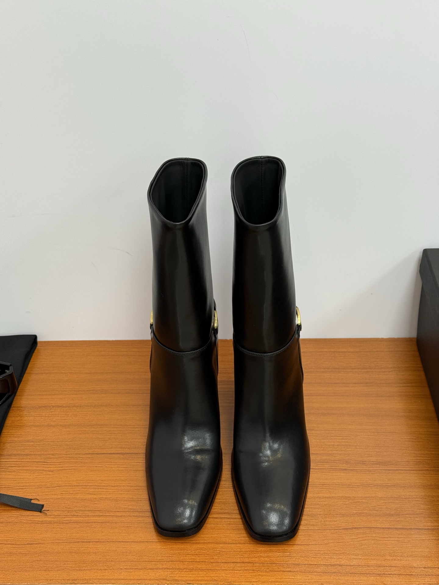 NO:460075,Top quality saintlaurent fw25 new arrival~ YSL Saint Laurent 2025 autumn and winter new high-heeled short boots/naked boots Full leather surface Temperament small round toe thick high heels + small gold buckle embellishment, simple and easy to wear ~ You can see that the side of our boots is designed according to the shape of the human leg shape, the upper is very delicate and beautiful, imported oil wax cowhide, sheepskin inner Italian imported leather sole Heel height 9.0cm Size: 35-39 (40 customization, no return and exchange), boots, saint laurent, saint laurent, saint laurent, saint laurent, boots, cowhide, sheepskin, Leather soles19860909顶级品质 saintlaurent fw25 new arrival～ YSL圣罗兰2025秋冬新品高跟短靴/裸靴 全皮面 气质款小圆头粗高跟+小金扣饰点缀, 简约好穿～拉长腿型 ～可以看到我们靴子侧面是按照人体腿型设计出来的弧度 上脚非常秀气好看 鞋面进口油蜡牛皮 羊皮内里 意大利进口真皮大底 跟高9.0cm Size: 35-39（40定制不退换）,靴子,saint laurent,saint laurent,saint laurent,boots,cowhide,sheepskin,Leather soles,Women's Shoes