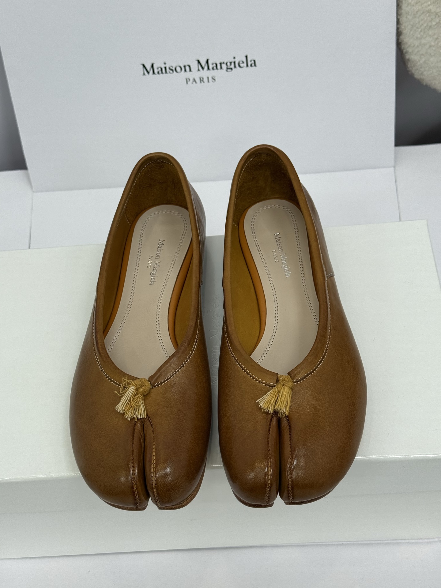 NO:460061,Top quality MaisonMargiela ss25 new arrival ~ * * Super hot spring and summer Tabi split-toe ballet shoes | Original purchase level Customized oil wax calfskin upper lining cowhide inner footbed Sole imported from Italy genuine leather sole SIZE35-40 (40 custom made no return or exchange), split-toe shoes, cowhide, Leather soles19860909顶级品质 MaisonMargiela ss25 new arrival～ * * 春夏超火 Tabi分趾芭蕾鞋单鞋｜原版购入代购级别 鞋面定制油腊小牛皮 里衬牛皮内里垫脚 鞋底意大利进口真皮大底 SIZE35-40 (40订做不退换）,分趾鞋,cowhide,Leather soles,Women's Shoes