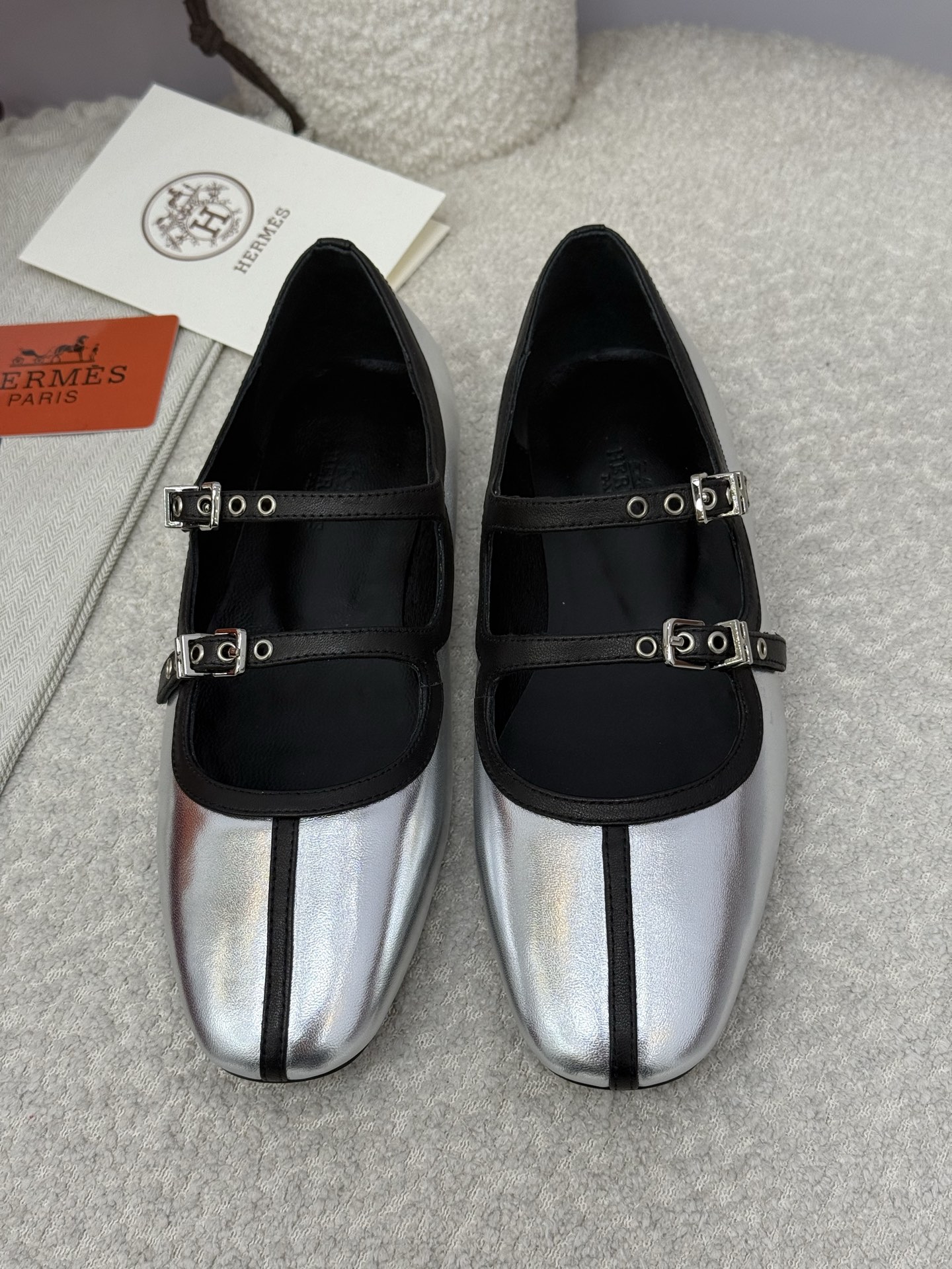 NO:460047,Top quality hermes ss25 new arrival~ H home Spring and summer｜Mary Zhen’s new product Simple and exquisite high-end and elegant It looks very delicate on the feet~ It has a good wrapping feeling, and the perfect comfort is excellent!  Imported calfskin upper, lining sheepskin lining footbed, sole imported from Italy, genuine leather sole Size: 35-39 (40 41 custom made, non-return), Mary Jane, hermes, mary jane, cowhide, sheepskin, Leather soles19860909顶级品质 hermes ss25 new arrival～ H家 春夏｜玛丽珍新品 简约又精致 高级优雅 上脚超显秀气～ 包裹感很好,舒适度满分绝绝子单品！ 鞋面进口小牛皮 里衬羊皮内里 垫脚 鞋底意大利进口真皮大底 Size:35-39 (40 41订做不退换）,玛丽珍,hermes,mary jane,cowhide,sheepskin,Leather soles,Women's Shoes