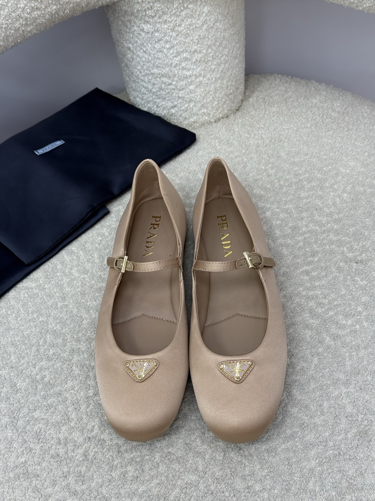 NO:460032,Top quality prada ss25 new arrival~ Pjia 25 spring and summer series round head Mary Zhen new product. Fashionable small round head, relaxed and fashionable atmosphere~ Delicate body, full of fairy spirit!  Beautiful and age-reducing lambskin inside, original injection-molded rubber sole size 35-41, ballet shoes, prada, mary jane, sheepskin19860909顶级品质 prada ss25 new arrival～ p家25春夏系列圆头玛丽珍新品 时髦的小圆头,轻松get时髦气息～ 秀气形体 仙气十足！上脚好看又减龄 内里小羊皮,原版注塑橡胶大底 size 35-41,芭蕾舞鞋,prada,mary jane,sheepskin,Women's Shoes