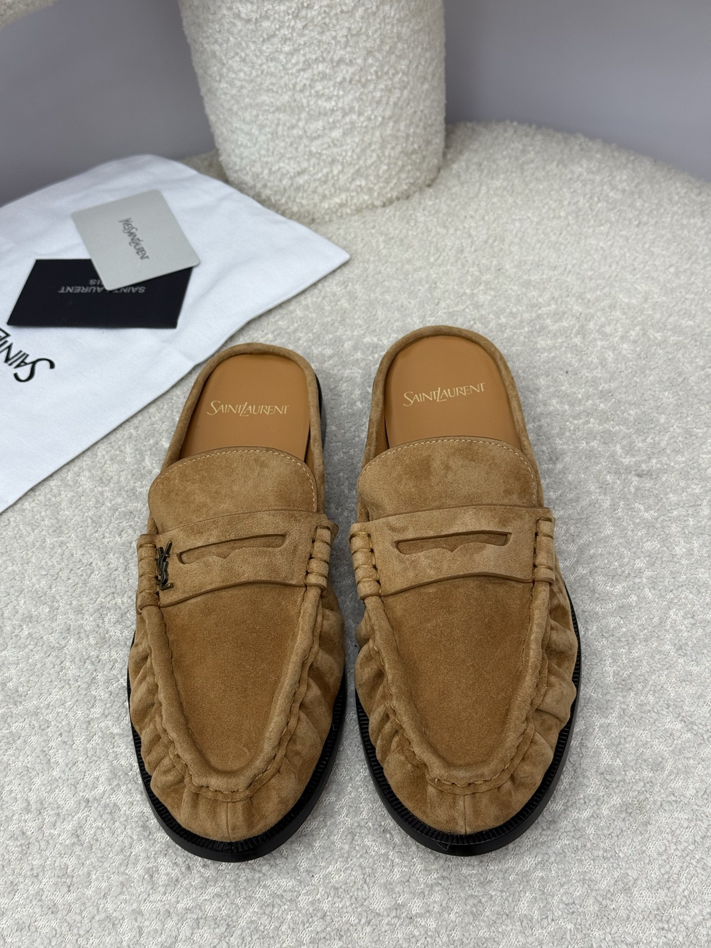 NO:494437,Top quality | with airplane box Saint Laurent fw25 new arrival~ YSL Saint Laurent new pleated semi-trailer/loafer shoes The design is simple and yet high-end, comfortable and beautiful on the feet. The upper crocodile pattern cowhide + Yangjing + oily cowhide. The inner lining of sheepskin lining. The foot pads. The sole imported from Italy is Size35-40 (40 41 42 customized, no return or exchange), loafers semi-trailer, saint laurent, saint laurent, saint laurent, loafers, cowhide, sheepskin, sheep, Leather soles19860909顶级品质｜配飞机盒 Saint Laurent fw25 new arrival～ YSL圣罗兰新款褶皱半拖/乐福鞋 设计简约又不失高级感上脚舒适好看 鞋面鳄鱼纹牛皮+羊京+油腊牛皮 里衬绵羊皮内里 垫脚 鞋底意大利进口真皮大底 Size35-40（40 41 42订做不退不换）,乐福鞋半拖,saint laurent,saint laurent,saint laurent,loafers,cowhide,sheepskin,sheep,Leather soles,Women's Shoes