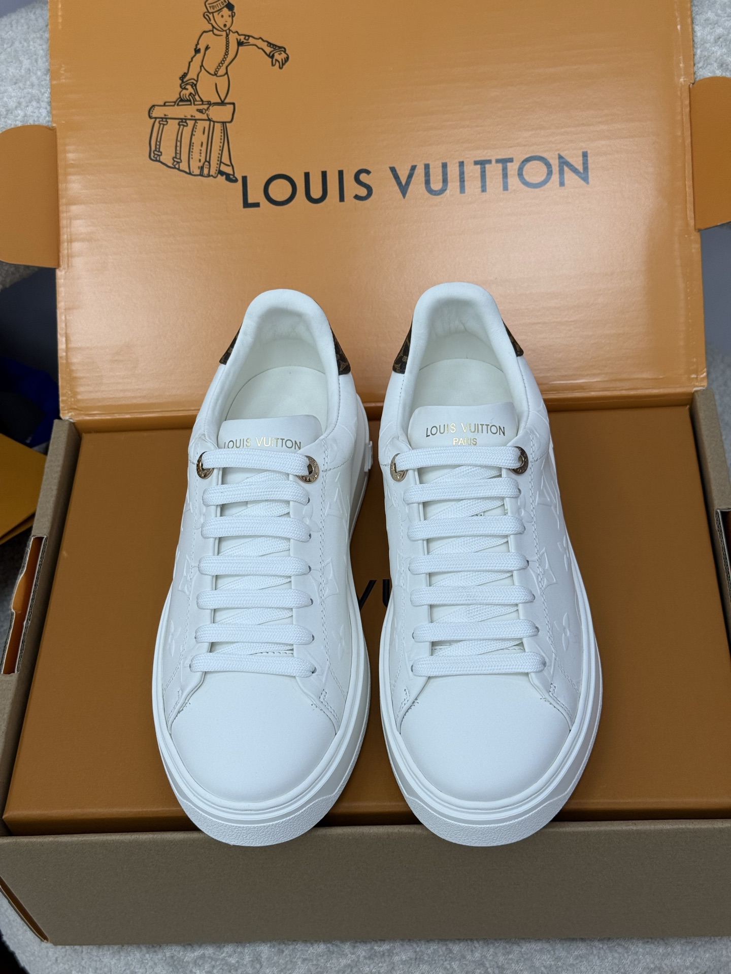 NO:464922,Top quality Louis vuitton ss25 new arrival~ LV classic thick-soled sneakers 2025 spring and summer new version. Leather heavy-industry embroidered upper, super exquisite and charming!  This Time Out sneaker is made of soft cowhide leather with dazzling luster to illuminate the side LV logo. The inscription eyelets and tail textured leather trim is rich in details, and the thickened rubber outsole blooms Monogram flowers!! Size35-41 (40 41 custom made without return), casual shoes/sports shoes, louis vuitton, louis vuitton, sneakers, cowhide19860909顶级品质 Louis vuitton ss25 new arrival～ LV经典厚底运动鞋2025春夏新版面 皮面重工刺绣鞋面,超精致、超有韵味呀！ 本款Time Out运动鞋取材柔软牛皮革以耀眼光泽点亮侧面LV标识.铭纹孔眼和尾部质感皮革饰边丰富细节,加厚橡胶外底绽放Monogram花卉!! Size35-41（40 41订做不退换）,休闲鞋/运动鞋,louis vuitton,louis vuitton,sneakers,cowhide,Women's Shoes