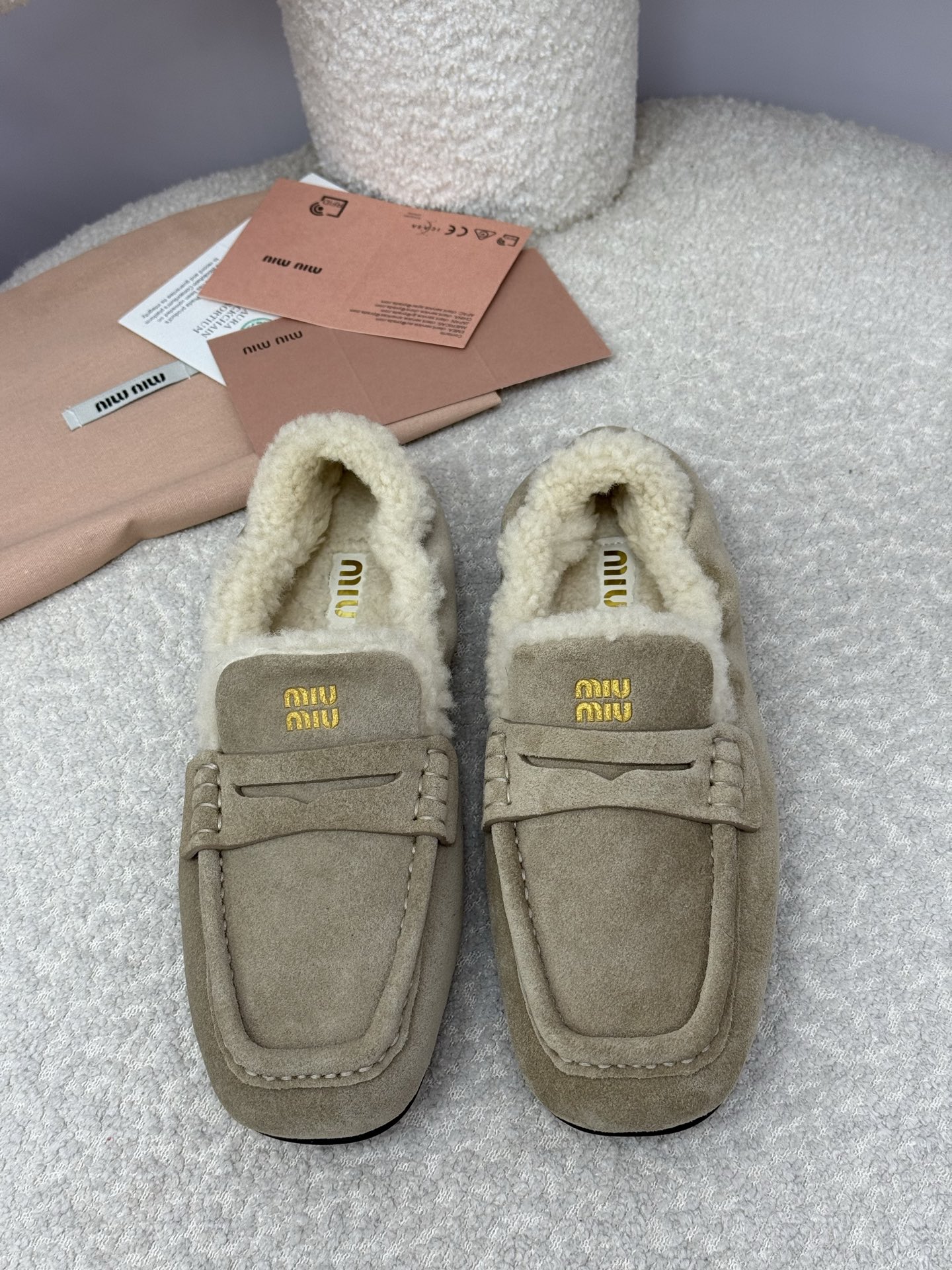 NO:464906,Top quality | With airplane box miumiu fw25 new arrival ~ ||New wool loafers in autumn and winter. Suede material is easy to match with autumn and winter!  The inner fur is integrated with lamb wool, cute and beautiful, comfortable and warm, must-have for autumn matching!  size 35-40, loafers, miumiu, loafers, chamois leather19860909顶级品质｜配飞机盒 miumiu fw25 new arrival～ ||秋冬新款羊毛乐福鞋 麂皮材质和秋冬好搭！内里皮毛一体羔羊毛 可爱好看 舒适又保暖秋天搭配必入单品！ size 35-40,乐福鞋,miumiu,loafers,chamois leather,Women's Shoes