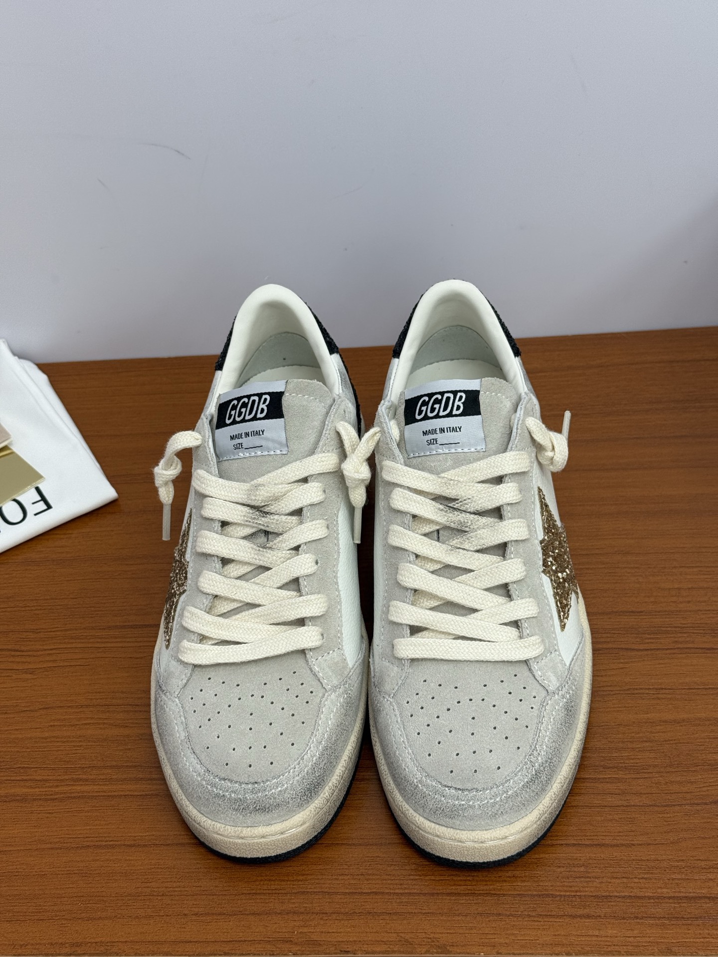 NO:494324,Top quality GGDB small dirty shoes 2025 latest color scheme New gray-faced flash black-tailed Ball Very autumn and winter color scheme The sequin shoe tail is bitter and shiny and beautiful when walking. Small dirty shoes that can be worn all year round, a must-have item for everyone. Couple Size: 35-45, casual shoes/sports shoes, sneakers19860909顶级品质 GGDB小脏鞋2025最新配色 新款灰面闪片黑尾Ball 很秋冬的配色 亮片鞋尾走路时苦有若无的闪亮很好看 一年四季都可以穿搭的小脏鞋,人手必备单品 情侣Size: 35-45,休闲鞋/运动鞋,sneakers,Women's Shoes