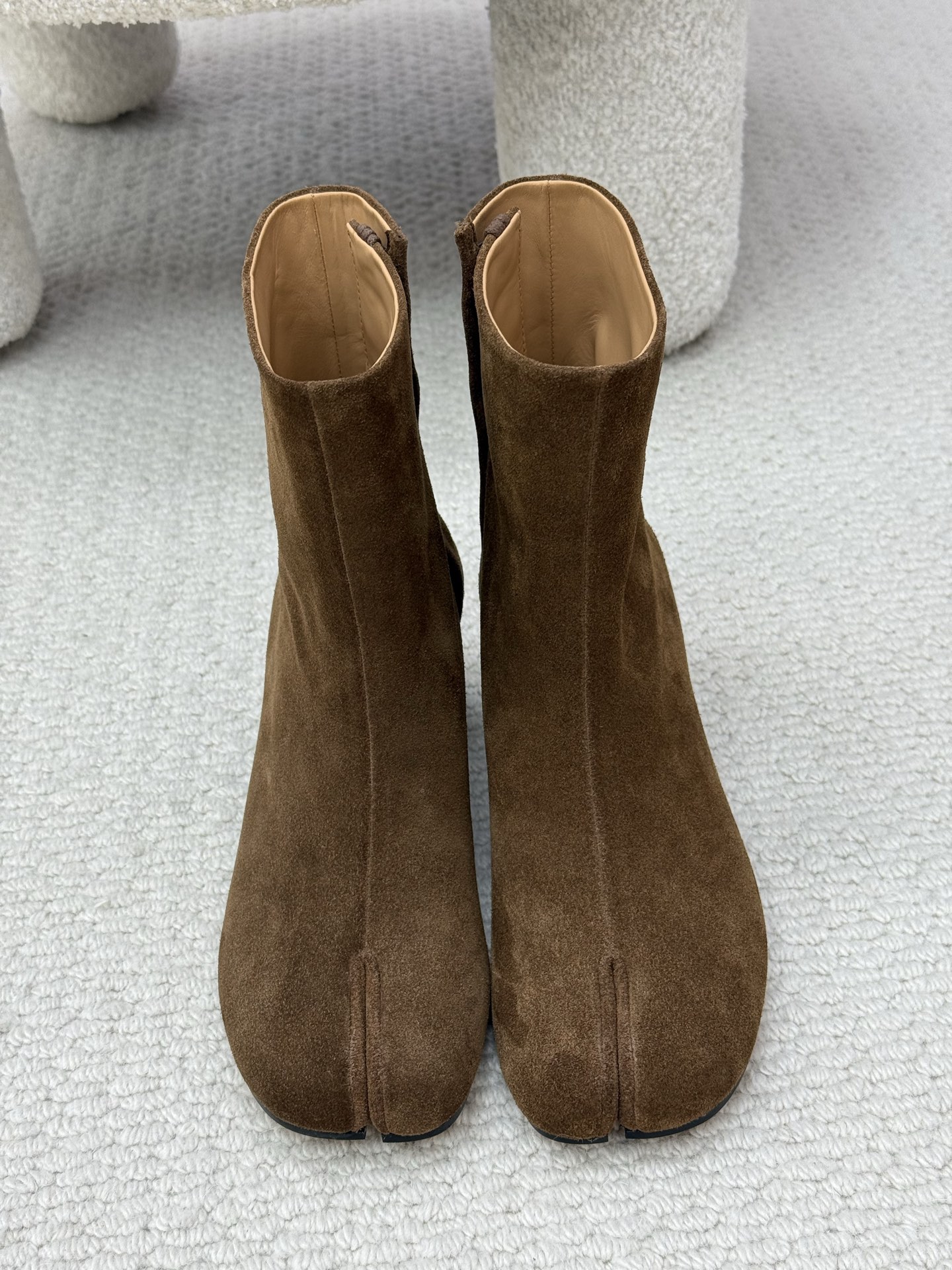 NO:494298,Maison Margiela 25 autumn and winter new products * * Super hot Tabi split-toe shoes New 6cm high-heeled short boots｜Original purchase purchasing level - Shenjia Yangjing Imported lambskin/Yangjing/fabric Custom water-dyed cowhide lining Foot pads with logo imprint Italy imported leather sole SIZE35-40, boot split-toe shoes, masion margiela, boots, cowhide, sheepskin, sheep, Leather soles19860909莞产 Maison Margiela马吉拉25秋冬新品 * * 超火Tabi分趾鞋 新款6cm高跟短靴｜原版购入代购级别 -深咖羊京 进口小羊皮/羊京/面料 定制水染牛皮里衬 垫脚饰有logo压印 意大利进口真皮大底 SIZE35-40,靴子分趾鞋,masion margiela,boots,cowhide,sheepskin,sheep,Leather soles,Women's Shoes