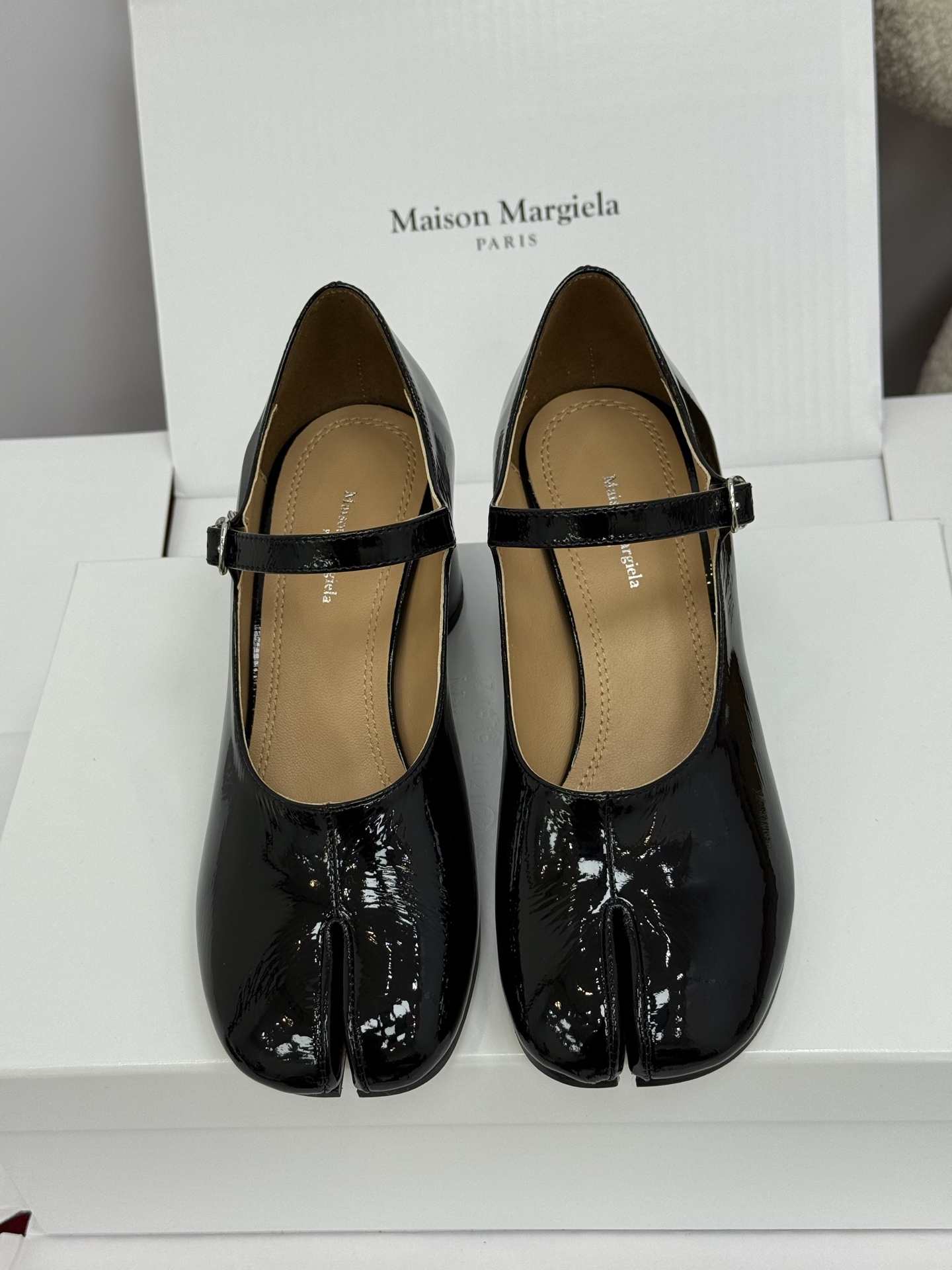 NO:494323,Maison Margiela 25 autumn new product * * Super hot Tabi split-toe shoes New 6cm high heels | Original purchase level - black sheepskin imported lambskin/wrinkle patent leather/fabric Custom water-dyed cowhide leather lining footbed with logo imprint Italy imported leather outsole SIZE35-40, split-toe shoes, masion margiela, high heels, cowhide, sheepskin, Leather soles19860909莞产 Maison Margiela马吉拉25秋季新品 * * 超火Tabi分趾鞋 新款6cm高跟鞋｜原版购入代购级别 -黑色羊皮 进口小羊皮/皱漆皮/面料 定制水染牛皮里衬 垫脚饰有logo压印 意大利进口真皮大底 SIZE35-40,分趾鞋,masion margiela,high heels,cowhide,sheepskin,Leather soles,Women's Shoes