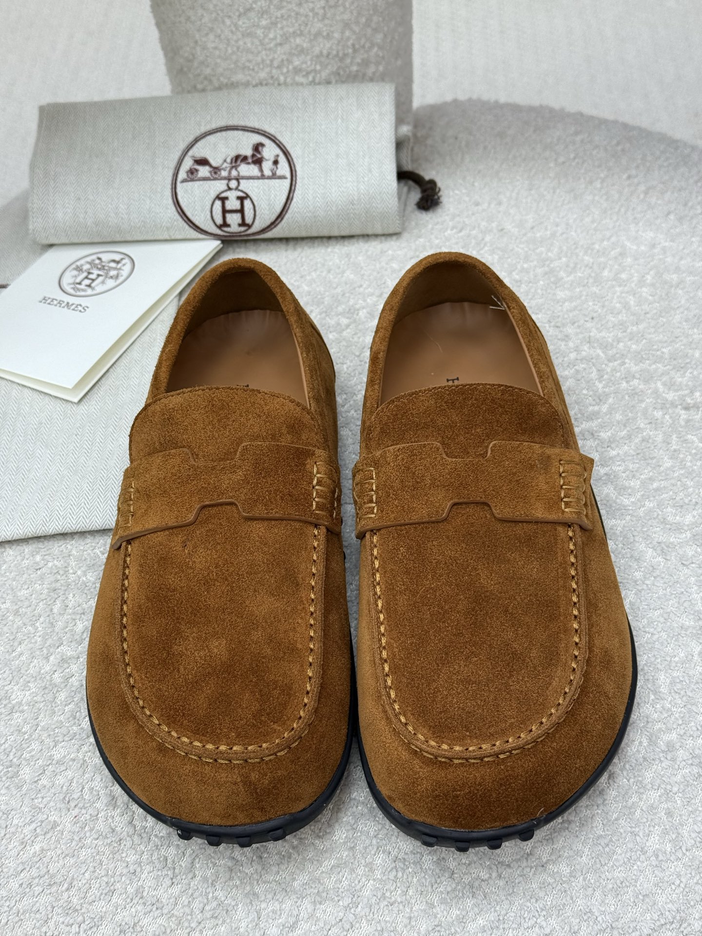 NO:494242,Top quality with airplane box Hermes fw25 new arrival~ Hermes early autumn new loafers are the main one to wear comfortably and easily matched. Lazy and casual. A-grade upper with water-dyed cowhide lining. Original open-molded anti-slip rubber sole. Size: 35-40, loafers, hermes, hermes, loafers, cowhide19860909顶级品质 配飞机盒 Hermes fw25 new arrival～ 爱玛仕早秋新品一脚蹬乐福鞋 主打一个穿着舒适方便好搭配 慵懒随性 鞋面A级麍皮材质 水染牛皮里衬 原版开模防滑橡胶鞋底 Size:35-40,乐福鞋,hermes,hermes,loafers,cowhide,Women's Shoes