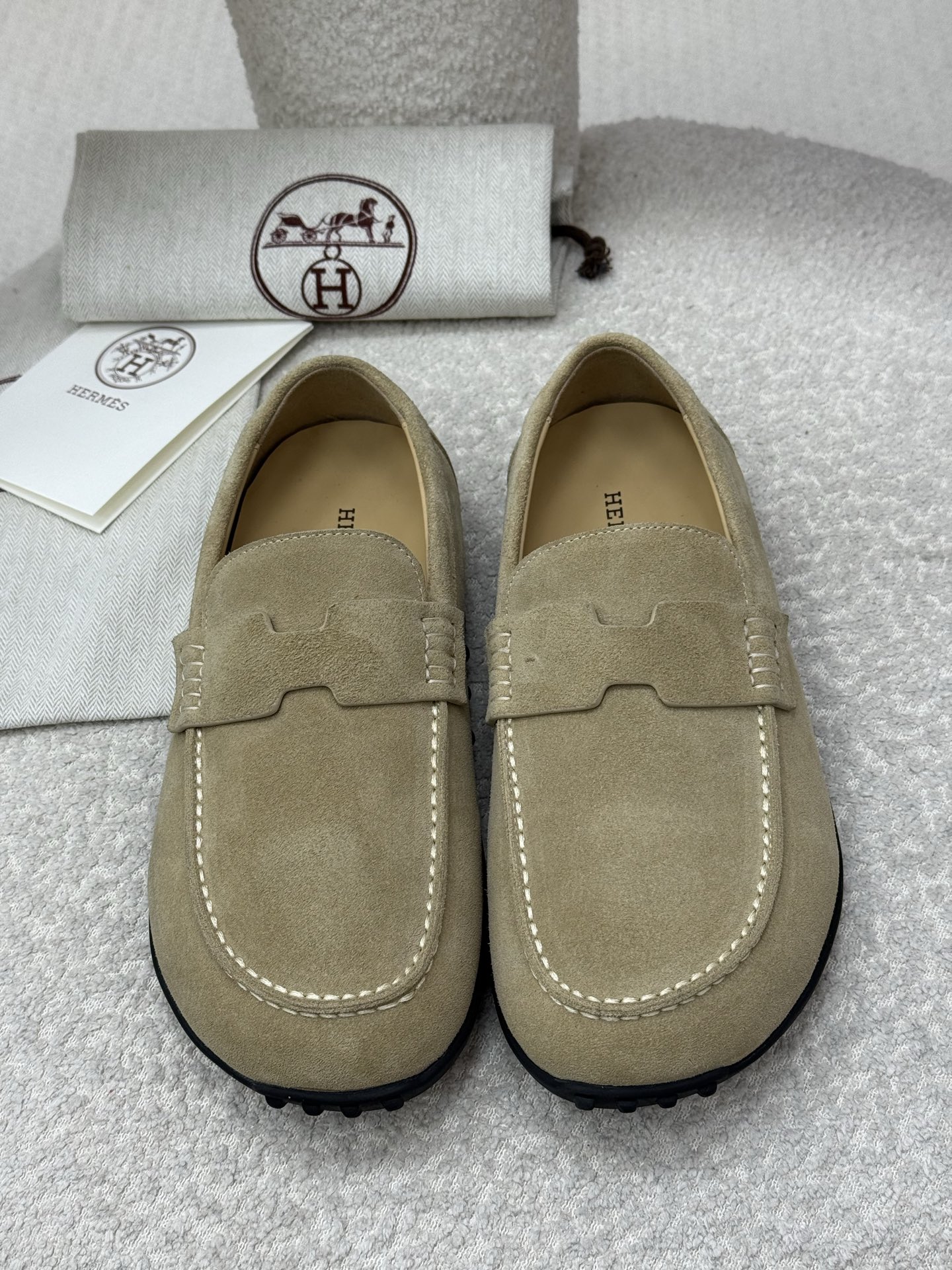 NO:494250,Top quality Hermes fw25 new arrival~ Hermes early autumn new loafers are the main ones that are comfortable and easy to wear and easy to match. Lazy and casual. The upper A-grade leather material is made of water-dyed cowhide lining. Original open-molded anti-slip rubber sole. Size: 35-40, loafers, hermes, hermes, loafers, cowhide19860909顶级品质 Hermes fw25 new arrival～ 爱玛仕早秋新品一脚蹬乐福鞋 主打一个穿着舒适方便好搭配 慵懒随性 鞋面A级麍皮材质 水染牛皮里衬 原版开模防滑橡胶鞋底 Size:35-40,乐福鞋,hermes,hermes,loafers,cowhide,Women's Shoes