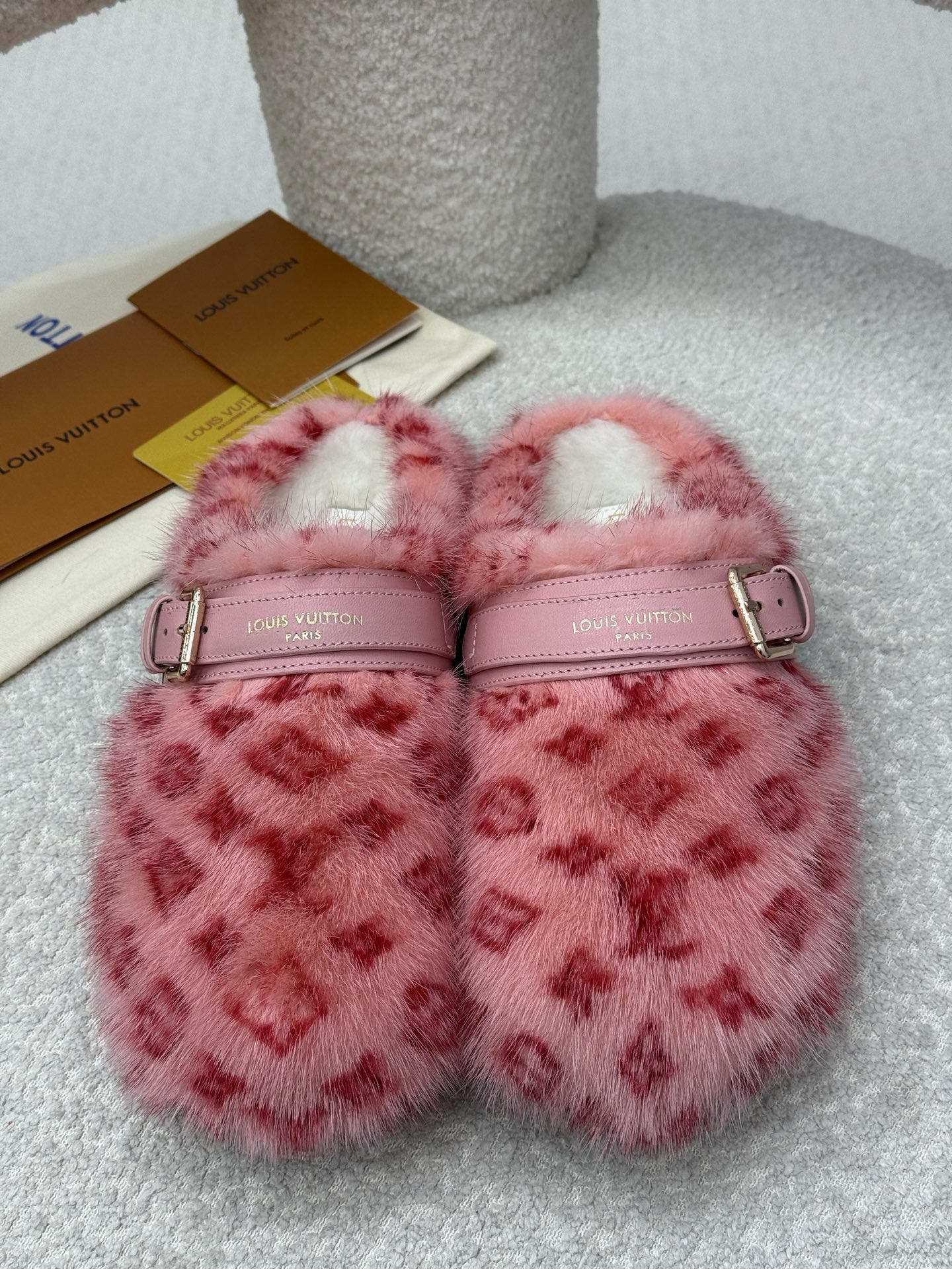 NO:494285,Top quality louis vuotton fw25 new arrival~ Donkey | New autumn and winter mink hair semi-twist mink hair is particularly soft and delicate, high-end feel is full. A must-have artifact for the rich woman to wear in autumn and winter. Mink hair face + wool lining. Original wear-resistant rubber sole size35-41 (40 41 custom made without return) mink hair is high cost and does not support return. Replaceable code, semi-twist shoes, louis vuitton, louis vuitton, louis vuitton, louis vuitton, louis vuitton19860909顶级品质 louis vuotton fw25 new arrival～ 驴家 | 秋冬新款水貂毛半拖 水貂毛毛感特别的柔软细腻 高级感拉满 贵妇秋冬穿搭必备神器上脚超级舒服 水貂毛面+羊毛里衬 原版耐磨橡胶鞋底 size35-41 (40 41订做不退换） 水貂毛造价成本高、不支持退货 可换码,半拖毛毛鞋,louis vuitton,louis vuitton,louis vuitton,Women's Shoes