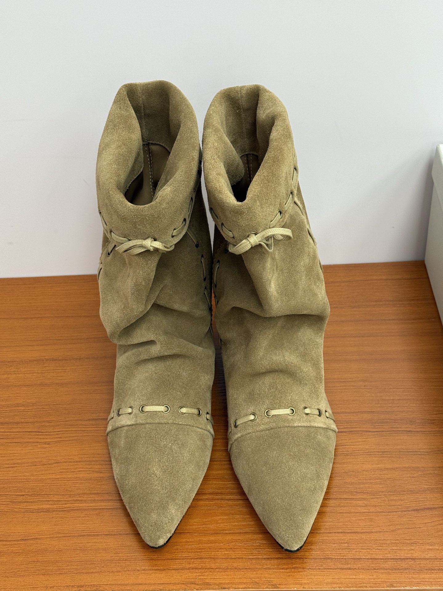 NO:487951,Top quality unfolio 25fw new arrival~ UNFOLIO autumn and winter new short boots, suede pleats + all corns wearing full-skin strip design, a true retro western denim style, cool and cool, good-looking, soft, comfortable and fashionable essentials!  High mercerized suede upper lining sheepskin lining sole original Mui Neut injection molded sole height 3cm Size: 35-39 (40 41 custom made without return), boots, boots, sheepskin, chamois leather19860909顶级品质 unfolio 25fw new arrival～ UNFOLIO 秋冬新款短靴 麂皮褶皱+全属鸡眼穿全皮抽条设计 妥妥的复古西部牛仔风格 又酷又飒啊 好看 柔软 舒适时髦精必备穿搭单品！ 鞋面高丝光麂皮 里衬羊皮内里 鞋底原版美奈特注塑大底 内增高3cm Size: 35-39 (40 41订做不退换）,靴子,boots,sheepskin,chamois leather,Women's Shoes