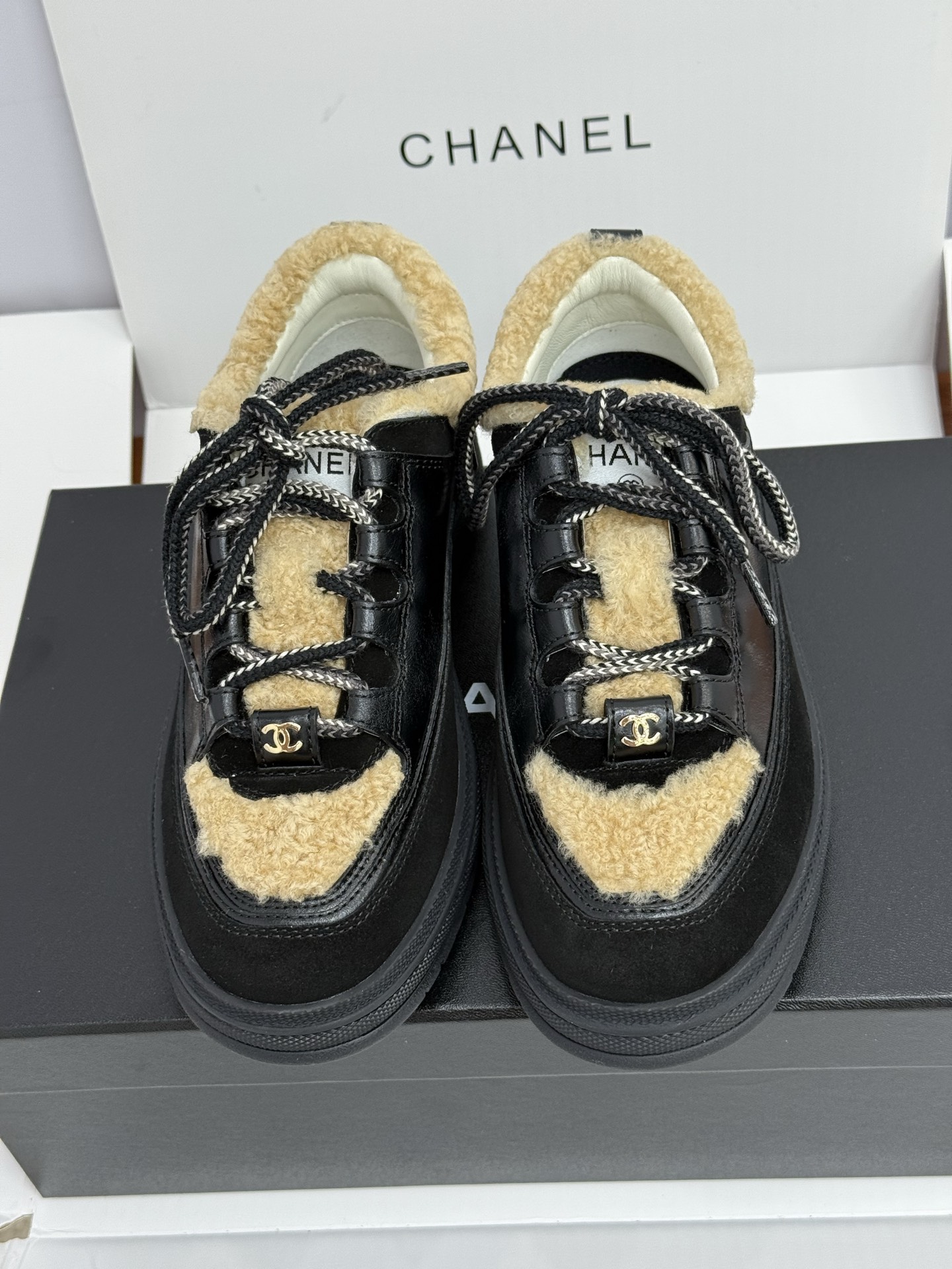 NO:489858,Xiaoxiang's latest version of diamond plaid thick-soled lamb wool sneakers [Top purchasing quality of Guanda Factory] Purchase quality ~ no pressure to enter and exit Suede diamond plaid black and white panda splicing ~ high-end and atmospheric ~ very layered 4cm thick sole increases in seconds ~ N times better than the real thing ~ giant high-end, huge and easy to wear, huge and easy to match ~ all year round_versatile shoe king If you understand goods, you will naturally understand ~ the quality of purchasing agent is absolutely completely different: 35, 36, 37, 38, 39, 40, casual shoes/sports shoes, sneakers, chamois leather19860909莞产 *||小香最新版本菱格纹厚底羊羔毛运动鞋 【莞大厂顶级代购品质】 代购品质～出入无压力 麂皮菱格纹黑白熊猫拼接～高级大气～很有层次感 4cm厚底秒增高～上脚比实物好看N倍～巨高级、巨好穿、巨好搭配～一年四季_百搭鞋王 懂货的自然懂～代购品质绝对完全不一样 : 35、36、37、38、39、40、,休闲鞋/运动鞋,sneakers,chamois leather,Women's Shoes