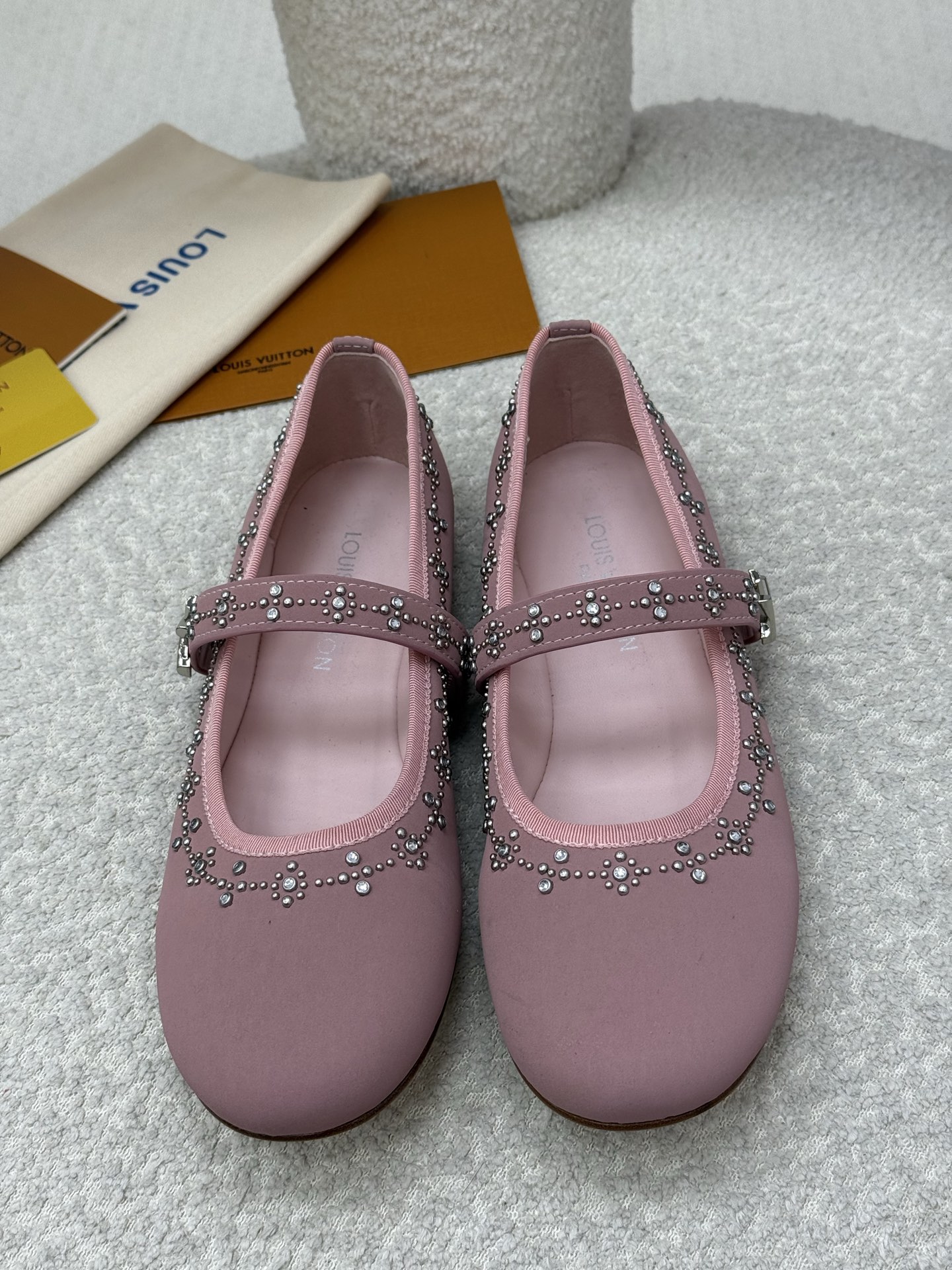 NO:489837,Top quality louis vuitton ss25 new arrival~ LV 2025 spring and summer series ballet shoes new product, diamond nails on the upper are decorated with embellishments~very exquisite and high-end~ The age-reducing product is super beautiful on the feet, making it look white and elegant!  Calfskin material + diamond nails Sheepskin lining // genuine leather outsole size 35-39 (40 41 custom made without return), ballet shoes, louis vuitton, louis vuitton, cowhide, sheepskin, Leather soles19860909顶级品质 louis vuitton ss25 new arrival～ LV 2025春夏系列芭蕾舞鞋新品 鞋面钻钉饰以点缀～非常的精致高级～ 减龄单品上脚超级好看,显白有气质！ 小牛皮材质+钻钉 羊皮里衬 //真皮大底 size 35-39（40 41订做不退换）,芭蕾舞鞋,louis vuitton,louis vuitton,cowhide,sheepskin,Leather soles,Women's Shoes