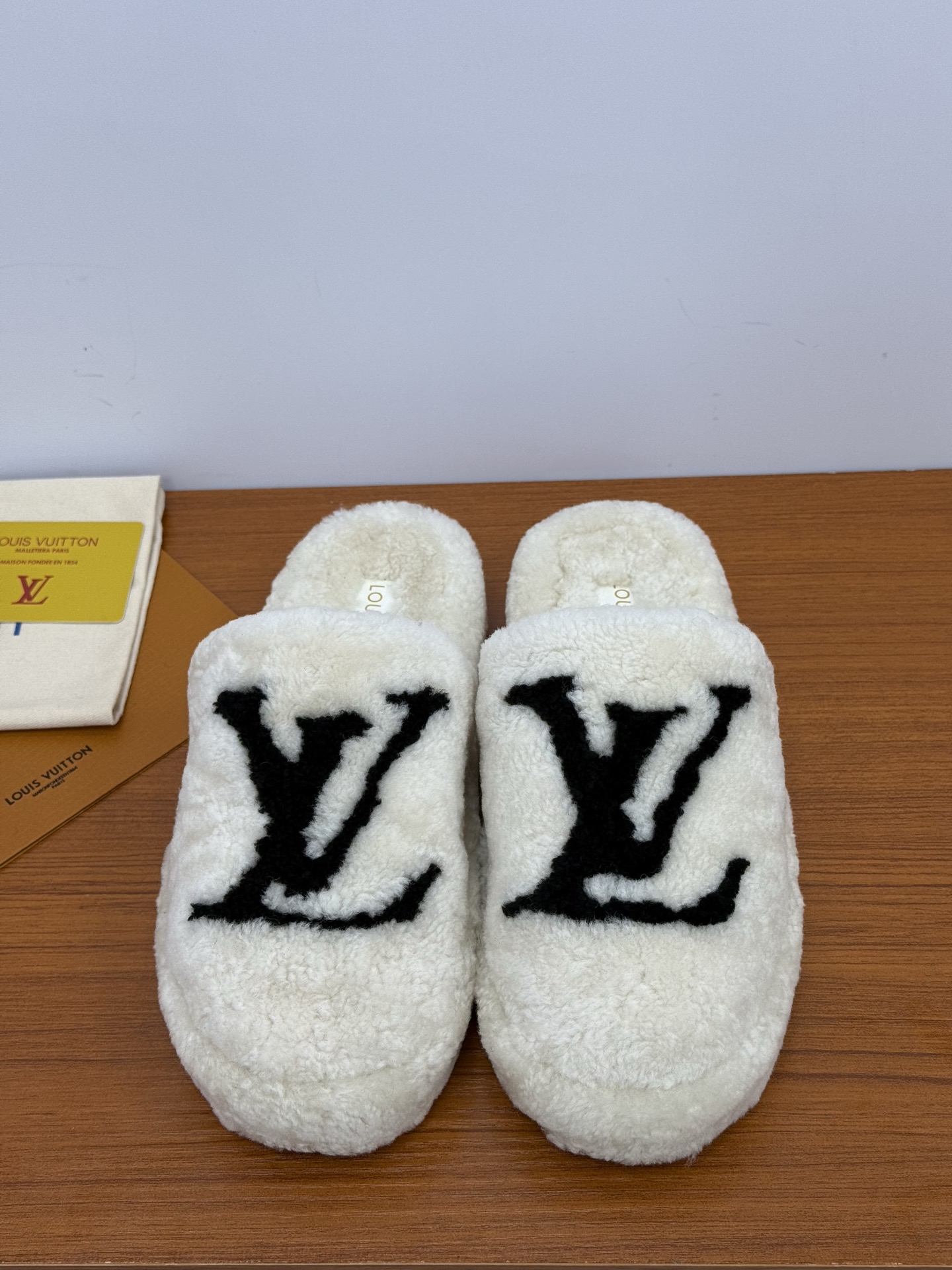 NO:489848,Top quality lv fw25 new arrival~ lv new autumn and winter fur slippers made of fur, it looks very warm, the heightened sole is very light, comfortable and fashionable on the feet size 35-41, semi-dragged fur shoes, louis vuitton, slippers19860909顶级品质 lv fw25 new arrival～ lv 秋冬新款毛拖鞋 皮毛一体材质,看着就很暧 增高鞋底很轻 上脚舒服又洋气 size 35-41,半拖毛毛鞋,louis vuitton,slippers,Women's Shoes
