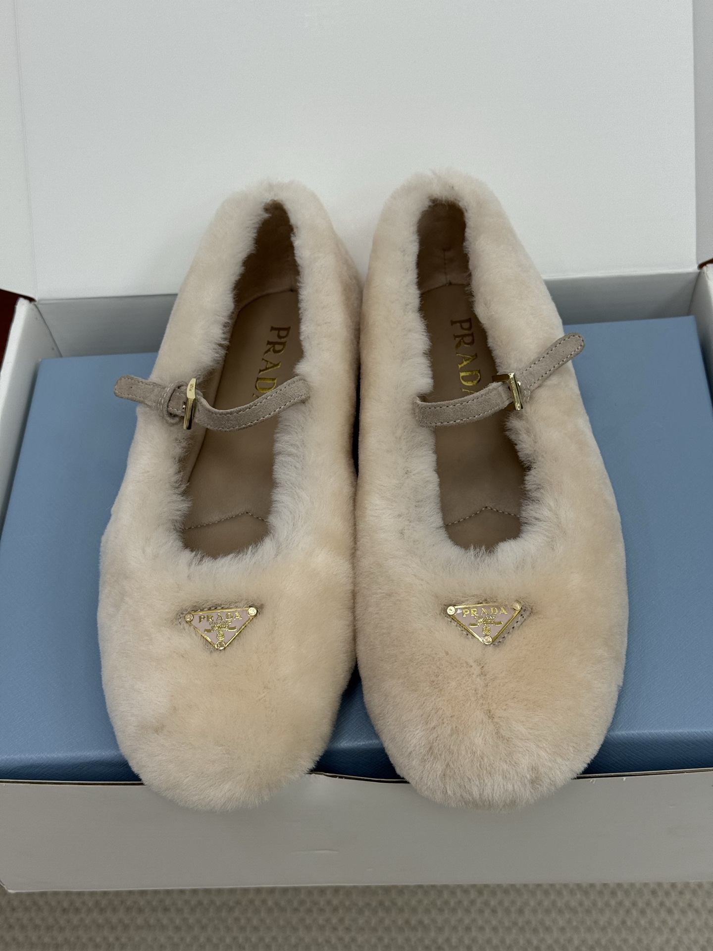 NO:494233,Top quality | with airplane box Prada ss25 new arrival~ P home autumn and winter new fur shoes The milky ballet shoes are so cute and super comfortable. It looks good and wears fashionable and beautiful. It is essential for autumn and winter matching!  The lamb fur upper feels super soft, sheepskin inner Size: 35-39 (40 41 custom made without return), fur shoes, prada, sheepskin19860909顶级品质｜配飞机盒 Prada ss25 new arrival～ P家秋冬新款毛毛鞋 奶呼呼的芭蕾舞鞋巨可爱,超舒服 好看好穿时髦精秋冬搭配必备单品！ 羊羔毛鞋面的手感超柔软,羊皮内里 Size: 35-39 (40 41订做不退换）,毛毛鞋,prada,sheepskin,Women's Shoes