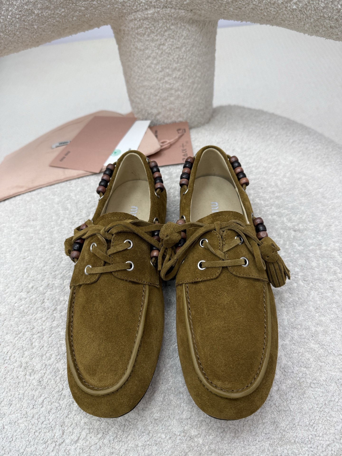 NO:494232,Top quality Miu Mi* 25FW deck shoes suede boat shoes Miumiu's new deck shoes are too design-like, full of autumn and winter atmosphere, comfortable and fashionable, new autumn and winter suede kicks, playful lace-up tassels, retro dry color, grinding design inside makes the wear experience more high-end fabric velvet double-sided velvet inside out, rubber outsole Size35-40 (41 custom-made, non-return and exchange), loafers, miumiu, loafers, chamois leather19860909顶级品质 Miu Mi* 25FW deck shoes 麂皮船鞋 miumiu家新款deck shoes也太有设计感了吧,秋冬氛围感拉满,舒适又时尚,秋冬新款麂皮一脚蹬,俏皮的系带流苏,复古的干异色系,内里磨毛的设计让穿着体验度更加高涨 面料牛反绒 内里双面绒 大底橡胶大底 Size35-40（41定制不退换）,乐福鞋,miumiu,loafers,chamois leather,Women's Shoes