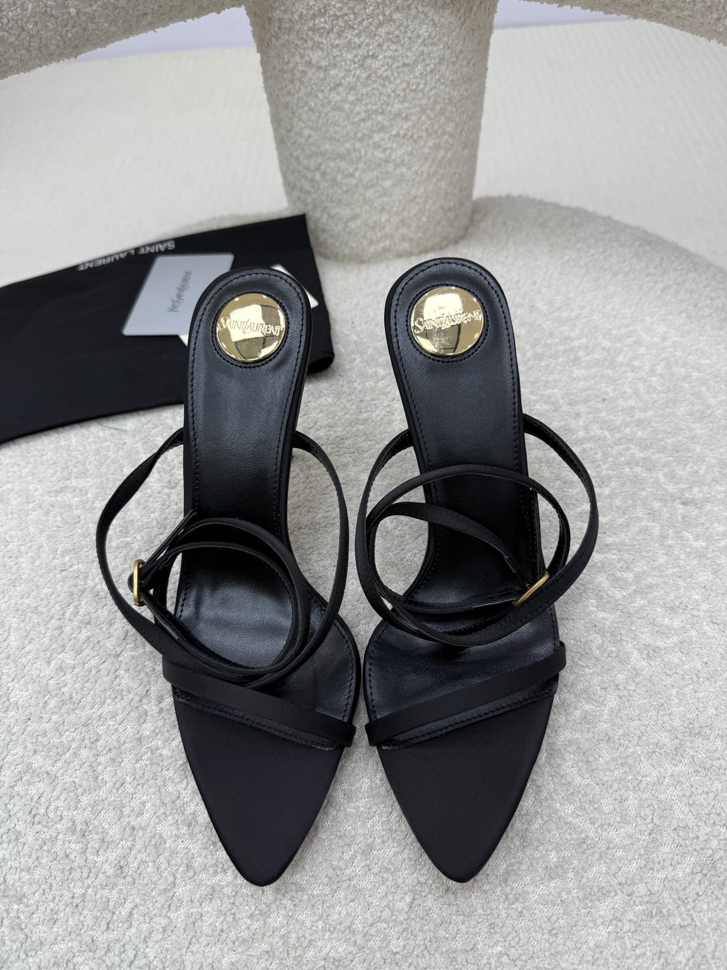 NO:545666,Top quality saint laurent ss25 new arrival ~ Saint Laurent ysl 2025 spring and summer series high heel sandals This metal high heel strap sandals is so beautiful/high-end feel. Sexy beauty ysl who can refuse the effortless elegant temperament~ Material and craftsmanship Upper imported beef patent leather/silk inner imported sheepskin outsole imported genuine leather outsole heel height 9.5cm Size: 35-39 (40 custom made no return or exchange), high heels sandals, saint laurent, saint laurent, saint laurent, saint laurent, sandals, high heels, sheepskin, real silk, Leather soles19860909顶级品质 saint laurent ss25 new arrival～ 圣罗兰ysl 2025春夏系列高跟凉鞋 这款金属高跟脚环带凉鞋太美了/高级感 性感尤物ysl谁又能拒绝不费力的优雅气质～ 材质与工艺 鞋面进口牛漆皮/真丝 内里进口羊皮 大底进口真皮大底 跟高9.5cm Size: 35-39（40订做不退换）,高跟鞋凉鞋,saint laurent,saint laurent,saint laurent,sandals,high heels,sheepskin,real silk,Leather soles,Women's Shoes