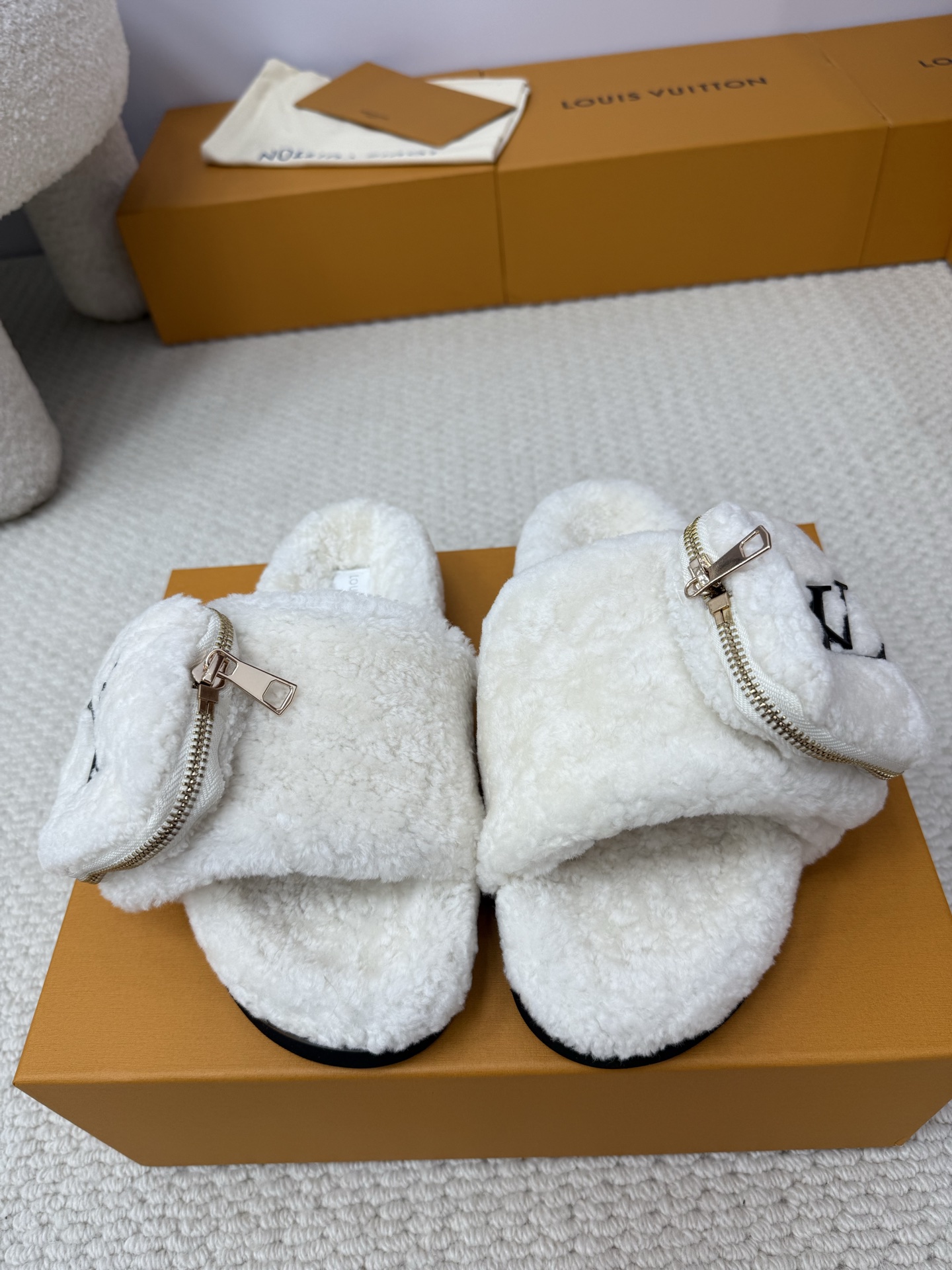 NO:563448,Top version louis vuitton ss25 new arrival~ LV Louis Vuitton's new autumn and winter wool slippers, zippered small wallet on the upper, letter logo decoration, very eye-catching, fashionable and stylish ~ ultra-light foam soles, light and comfortable on the feet, a must-have item for fashionable autumn and winter wear!  It looks good with any combination at home ~ the key point is that it is also very warm. Wearing it with socks will give a different sense of fashion. size 35-36-37-38-39-40 (41 can be ordered and non-refundable), woolen shoes and slippers, louis vuitton, louis vuitton, louis vuitton, slippers, wallets, socks19860909顶级版本 louis vuitton ss25 new arrival～ LV 路易威登秋冬新款羊毛拖鞋 鞋面拉链小钱包 字母logo饰以点缀, 非常的醒目,时髦又洋气～超轻犮泡鞋底 上脚轻盈又舒服,时髦精秋冬穿搭必备单品！ 室外居家随便搭配都很好看～关键还很暖和 配袜子穿更是不一样的时髦感 size 35-36-37-38-39-40（41可订不退换）,毛毛鞋拖鞋,louis vuitton,louis vuitton,louis vuitton,slippers,wallets,socks,Women's Shoes