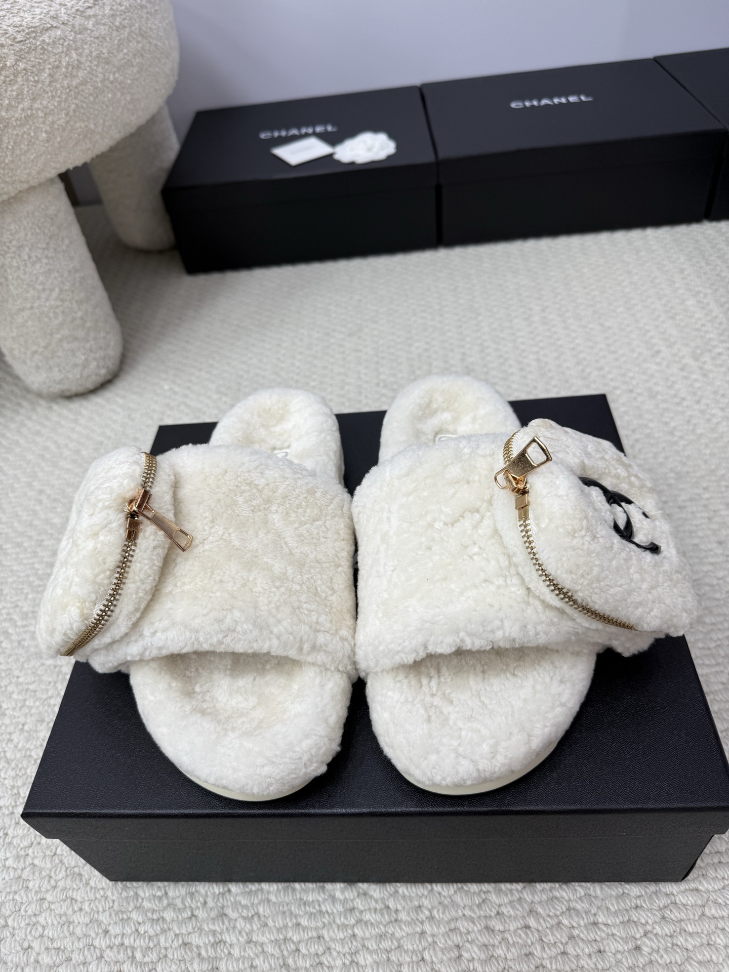 NO:563441,Top version Chanel ss25 new arrival~ Xiaoxiang's new autumn and winter wool slippers, zippered small wallet on the upper, double letter logo decoration, very eye-catching, fashionable and western ~ ultra-light foam soles, light and comfortable on the feet, a must-have item for fashionable autumn and winter wear!  It looks great with any combination at home ~ the key point is that it is also very warm. Wearing it with socks gives a different sense of fashion. size 35-36-37-38-39-40 (41 can be ordered and non-returnable), fur shoes and slippers, chanel, slippers, wallets, socks19860909顶级版本 Chanel ss25 new arrival～ 小香秋冬新款羊毛拖鞋 鞋面拉链小钱包 双字母logo饰以点缀, 非常的醒目,时髦又洋气～超轻犮泡鞋底 上脚轻盈又舒服,时髦精秋冬穿搭必备单品！ 室外居家随便搭配都很好看～关键还很暖和 配袜子穿更是不一样的时髦感 size 35-36-37-38-39-40（41可订不退换）,毛毛鞋拖鞋,chanel,slippers,wallets,socks,Women's Shoes