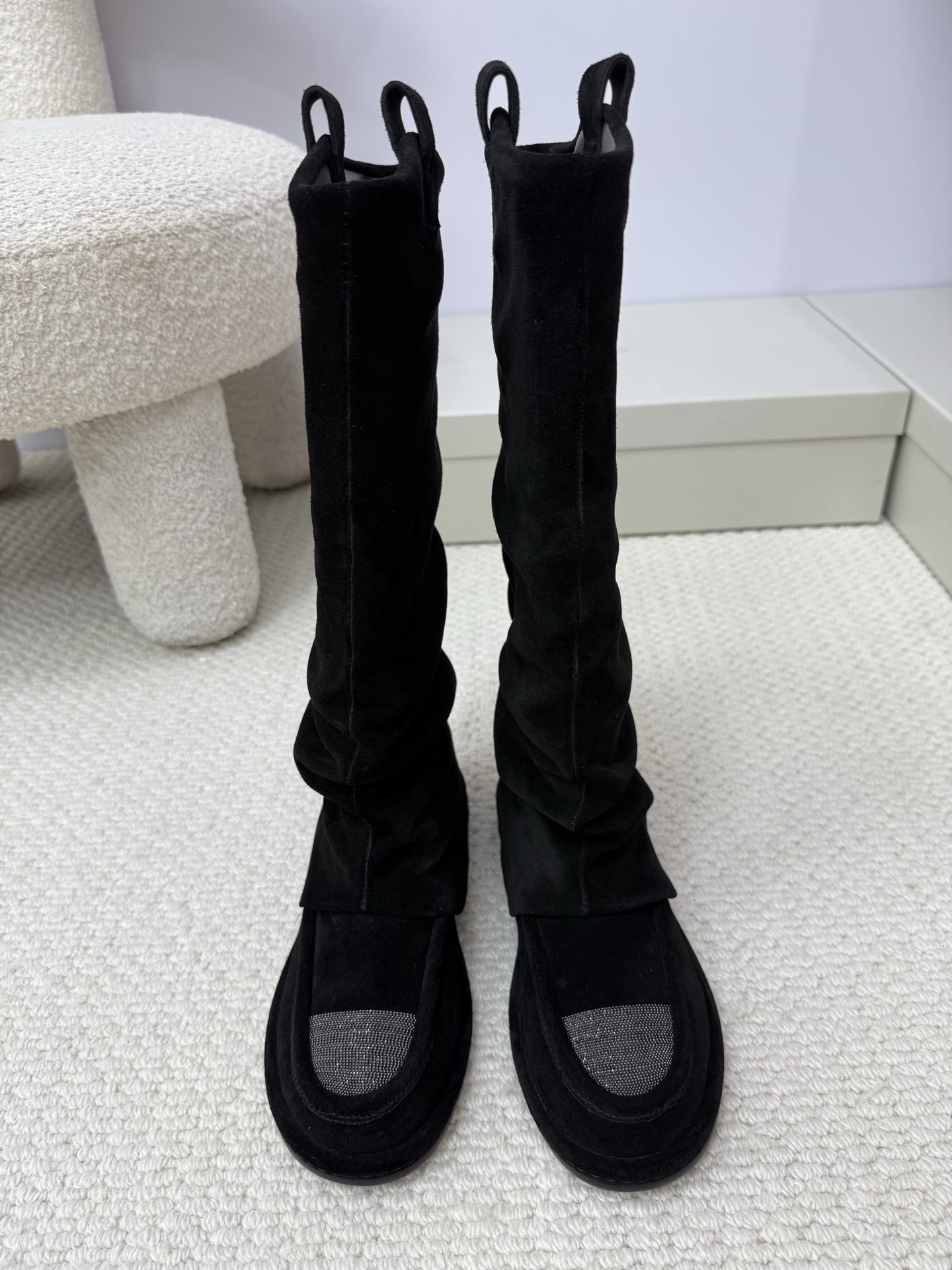 NO:563424,Top quality Brunello Cucineli ss25 new arrival~ BC new autumn and winter styles | Women's suede chain boots BC's brand shoe design basically does not have a 1og0 logo. The style is mainly beige and gray tones, very low-key luxury, full of high-end and tasteful pronouns ~ Although the shoes combine different materials and colors, there is no sense of violation and no exaggeration at all, but they make people feel visually comfortable!  The bc family has the ability to combine different colors and materials without having an obvious sense of season. You can be satisfied when you wear them at any time - MATERIAL material - high mercerized upper + hardware chain lining sheepskin lining original resistant rubber sole size: 35-40. (41.42 custom-made and non-returnable), boots, brunello cucinelli, chanel, boots, sheepskin, chamois leather19860909顶级品质 Brunello Cucineli ss25 new arrival～ BC 秋冬新款｜女士麂皮链条长靴 BC家的品牌鞋子设计基本没有啥1og0标识, 风格主要以米色 灰色 色调为主,非常低调奢华,高级感满满小众有品位的代词～鞋子虽然结合了不同材质不同颜色,但是没有任何违和感,一点也不夸张,反而让人在视觉上感觉舒适！bc家就是有能力把不同的颜色和材质结合,但又不会有明显的季节感,在任何时候拿出来穿都能让你满意 - MATERIAL 材质 - 鞋面高丝光+五金链条 里衬 羊皮内里 原版耐橡胶鞋底 size: 35-40.（41.42定做不退换）,靴子,brunello cucinelli,chanel,boots,sheepskin,chamois leather,Women's Shoes