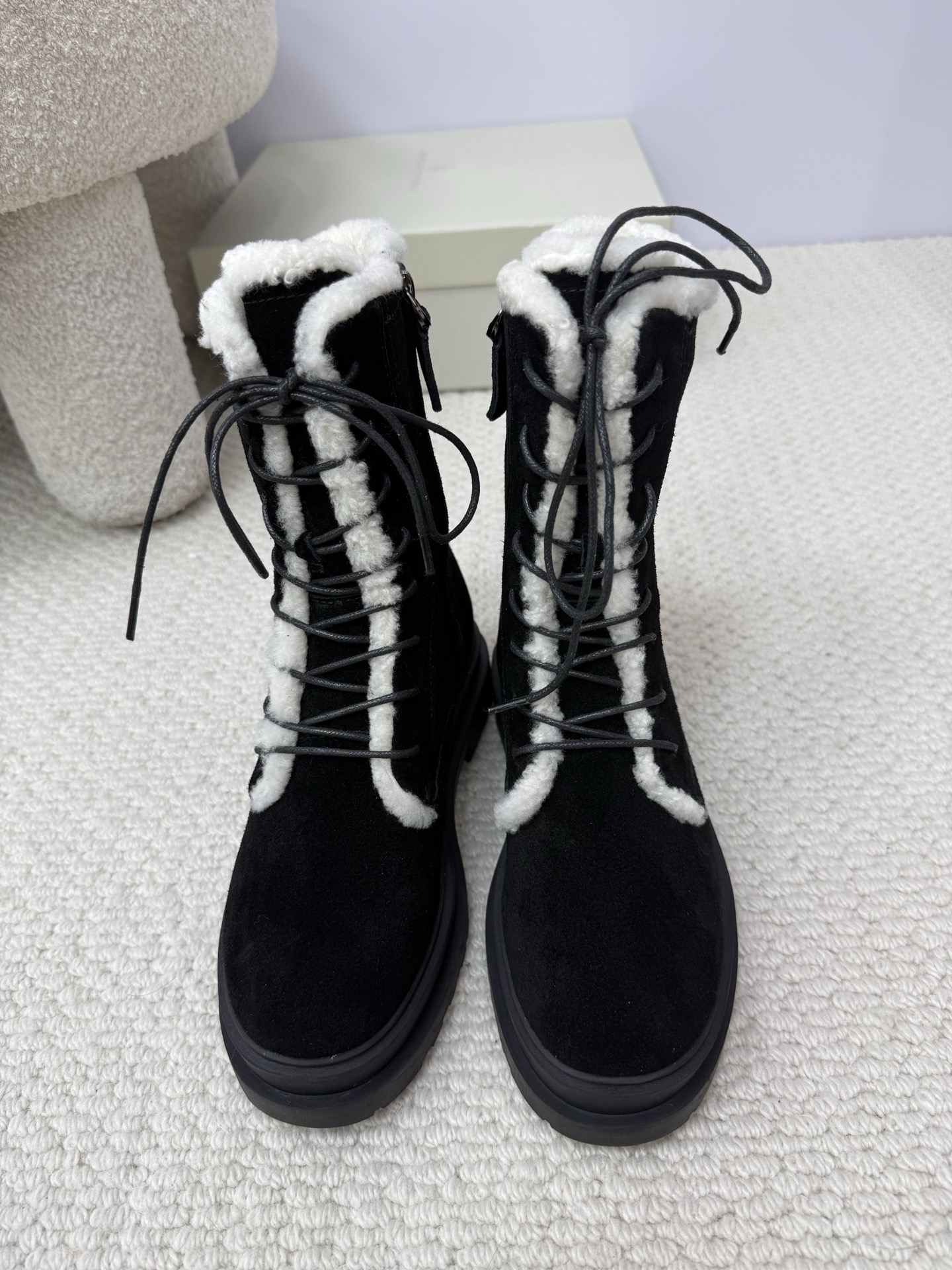 NO:563436,Top quality Brunello Cucineli ss25 new arrival～ BC new autumn and winter styles | Women's suede wool short boots. The gentle texture of suede brings a sense of autumn and winter atmosphere. The wool lining is warm and caring. It is warm and comfortable to wear. Simple and versatile. Both style and comfort are online.19860909顶级品质 Brunello Cucineli ss25 new arrival～ BC 秋冬新款｜女士麂皮羊毛短靴 麂皮温柔的质感,秋冬氛围感ing 羊毛内里温暖呵护 穿上保暖又舒服 简约百搭 造型感和舒适度双双在线ing size 35-41（40 41订做不退换）,靴子,brunello cucinelli,boots,chamois leather,Women's Shoes