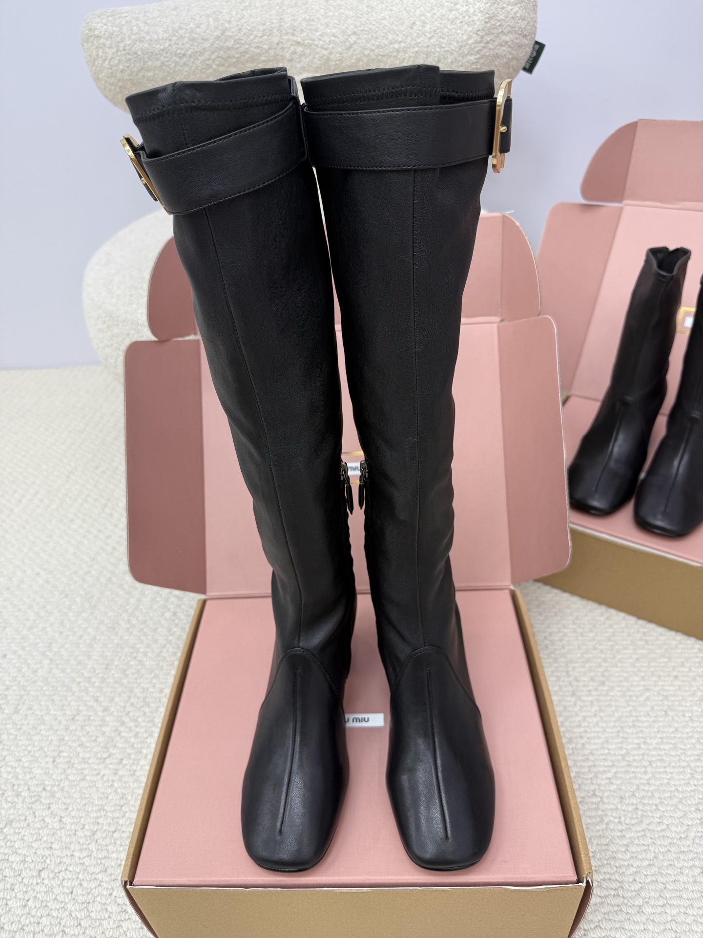 NO:563263,Top Quality Miu's boots have a new evolution every season. This season, there is a more feminine interpretation of its functionality, with smooth lines and gently wrapped under the knee. The boots are as light as stockings, like unlined leather gloves, and fit sexily to the lines of the legs. The boots are equipped with a metal buckle embossed with the iconic logo, a theme element that also appears on the armbands of the 2025 spring and summer series. The 7.0 mm square high heels highlight everyday femininity~  Lambskin material, elastic sheepskin boots, Italian imported cowhide sole size 35-4, boots, miumiu, boots, cowhide, sheepskin, gloves19860909顶级品质 miu家每个季节这款靴子都有新的演变.在本季,对其功能性有了更具女性气质的诠释,线条流畅,轻柔地包裹在膝盖下方.靴子轻盈如长筒袜,像无衬里的皮革手套,性感地贴合腿部线条. 靴子配有压印着标志性徽标的金属搭扣,这一主题元素也出现在2025年春夏系列的臂环上7.0 毫米的方形高跟凸显了日常的女性气质～ 小羊皮材质,靴筒弹力羊皮,意大利进口牛皮底 size 35-4,靴子,miumiu,boots,cowhide,sheepskin,gloves,Women's Shoes
