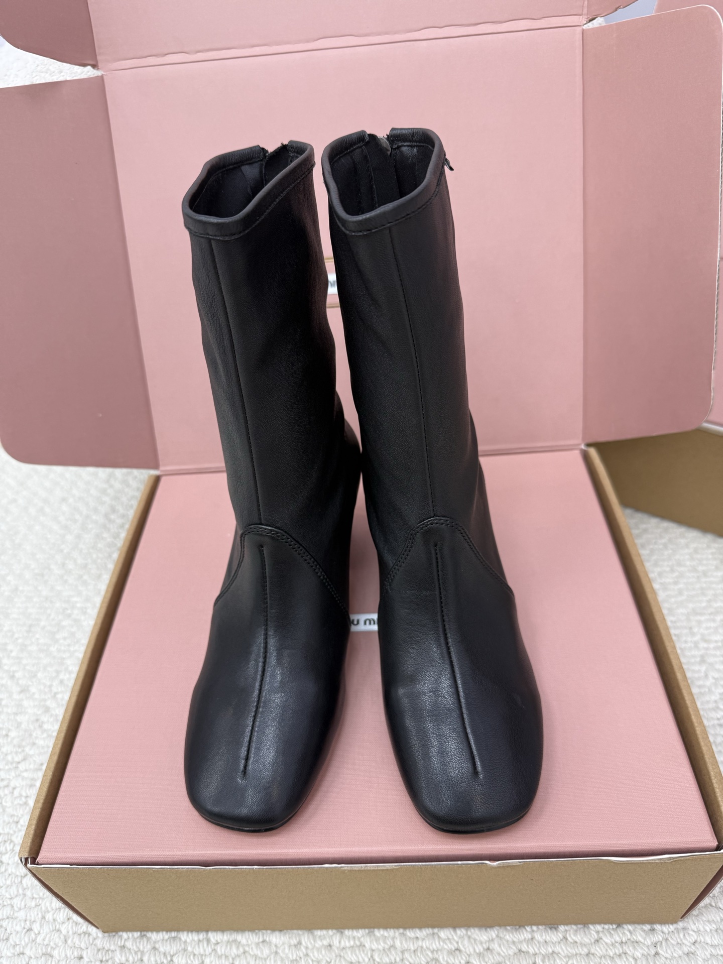 NO:563273,Top boutique MIU boots have a new evolution every season. This season, there is a more feminine interpretation of its functionality, with smooth lines and gently wrapping under the knee. The boots are as light as stockings, like unlined leather gloves, and fit sexily to the leg lines. The boots are equipped with metal buckles embossed with the iconic logo. This theme element also appears on the armbands of the 2025 spring and summer series. The 7.0 mm square high heels highlight the daily femininity~  Lambskin material, elastic sheepskin boots, imported cowhide soles from Italy, size 35-40, boots, miumiu, boots, cowhide, sheepskin, gloves19860909顶级精品 miu家每个季节这款靴子都有新的演变.在本季,对其功能性有了更具女性气质的诠释,线条流畅,轻柔地包裹在膝盖下方.靴子轻盈如长筒袜,像无衬里的皮革手套,性感地贴合腿部线条. 靴子配有压印着标志性徽标的金属搭扣,这一主题元素也出现在2025年春夏系列的臂环上,7.0 毫米的方形高跟凸显了日常的女性气质～ 小羊皮材质,靴筒弹力羊皮,意大利进口牛皮底 size 35-40,靴子,miumiu,boots,cowhide,sheepskin,gloves,Women's Shoes