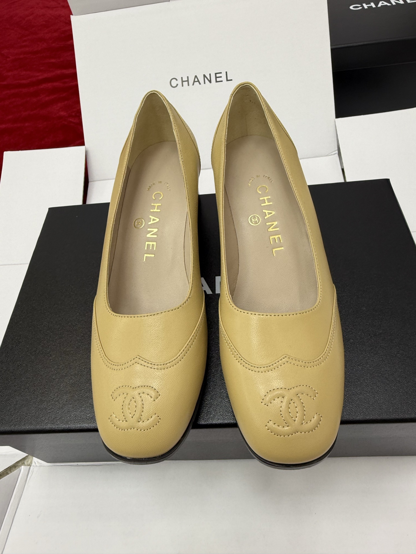 NO:563225,Chanel Chanel ss25 new block heel Mary Jane/single shoes made in Guan  Lined with custom sheepskin lining/foot pads, heel height 4.5cm, thick heel, sole imported from Italy, genuine leather outsole Size: 35, 36, 37, 38, 39, 40, mary jane, chanel, chanel, mary jane, skirts, sheepskin, Leather soles19860909莞产 Chanel 香奈儿ss25新款粗跟玛丽珍/单鞋【代购品质】出入专柜无压力 *||小香这款经典中古风玛丽珍 扁圆的鞋头+电绣双“C”精致好看又高级～ 上脚超级修饰腿型～搭配裙装或裤装都超级百搭超显知性优雅气质～职场女性日常搭配必备单品 材质与工艺 鞋面采用定制小羊皮+电绣双 logo 里衬定制绵羊皮内里/垫脚 跟高4.5cm 粗跟 鞋底意大利进口真皮大底 Size: 35、36、37、38、39、40,玛丽珍,chanel,chanel,mary jane,skirts,sheepskin,Leather soles,Women's Shoes