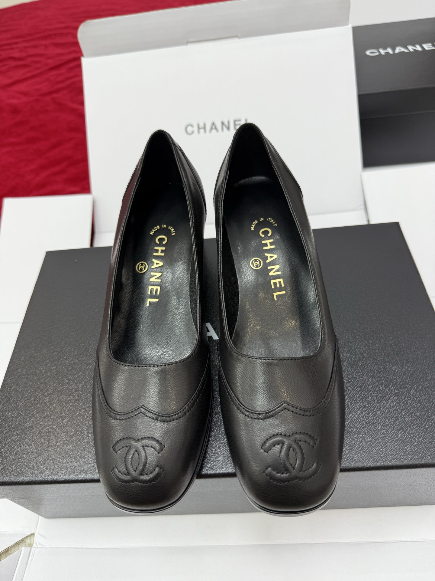 NO:563237,Chanel Chanel ss25 new block heel Mary Jane/single shoes made in Guan  Lined with custom sheepskin lining/foot pads, heel height 4.5cm, thick heel, sole imported from Italy, genuine leather outsole Size: 35, 36, 37, 38, 39, 40, mary jane, chanel, chanel, mary jane, skirts, sheepskin, Leather soles19860909莞产 Chanel 香奈儿ss25新款粗跟玛丽珍/单鞋【代购品质】出入专柜无压力 *||小香这款经典中古风玛丽珍 扁圆的鞋头+电绣双“C”精致好看又高级～ 上脚超级修饰腿型～搭配裙装或裤装都超级百搭超显知性优雅气质～职场女性日常搭配必备单品 材质与工艺 鞋面采用定制小羊皮+电绣双 logo 里衬定制绵羊皮内里/垫脚 跟高4.5cm 粗跟 鞋底意大利进口真皮大底 Size: 35、36、37、38、39、40,玛丽珍,chanel,chanel,mary jane,skirts,sheepskin,Leather soles,Women's Shoes