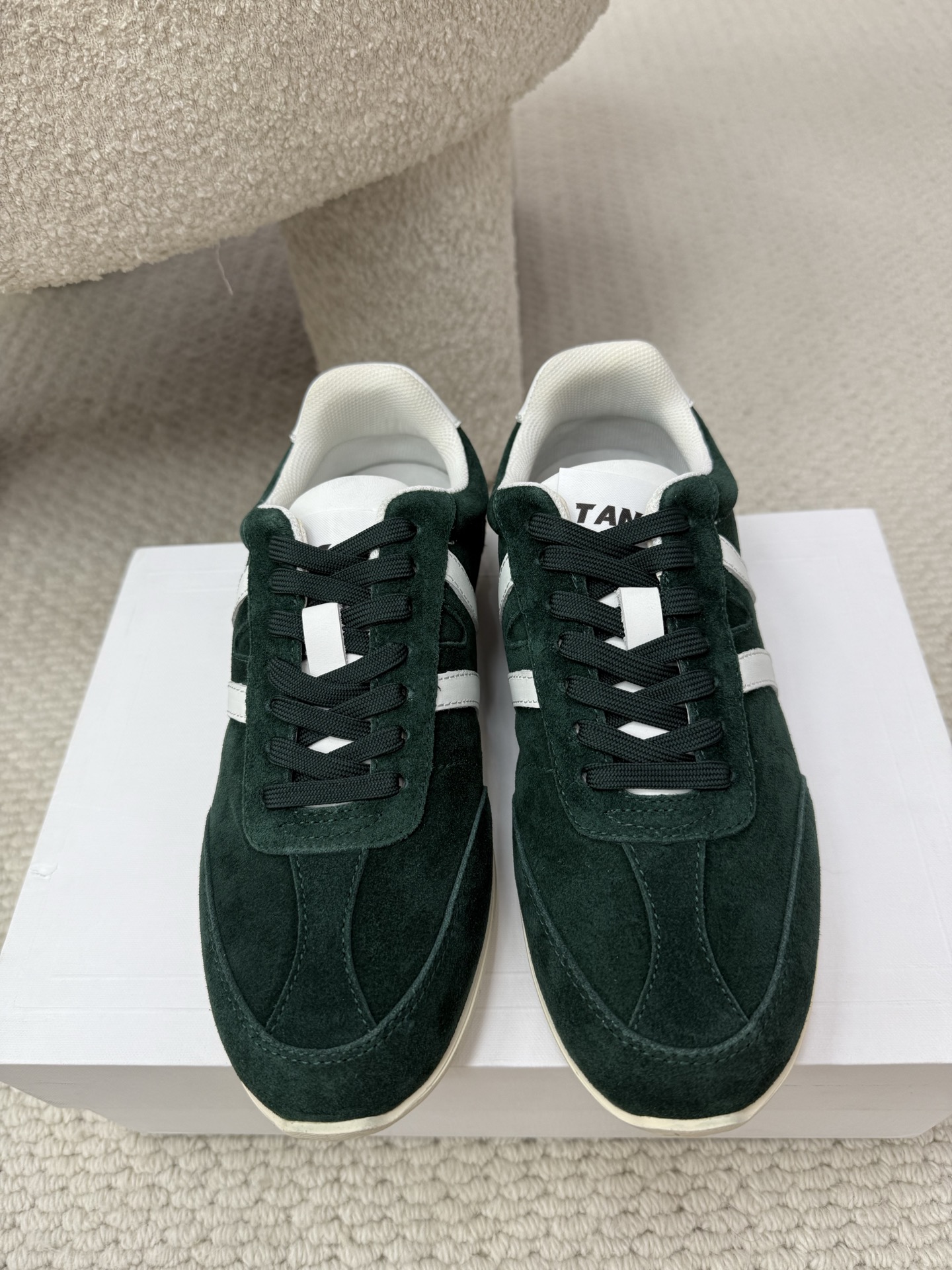 NO:563257,Top quality celine ss25 new arrival~ Celine’s new Triomphe series Forrest sports and casual shoes | Classic shoe design!  Cool and versatile, whether it is sports style or casual wear for daily street wear, it can be perfectly adapted to easily enhance the texture of the overall look. The design of this pair of shoes fits the foot shape very well and looks good on the feet and is easy to wear. Let’s be a CELINE girl... The upper is made of original customized high-mercerized cow suede/cowhide, lined with breathable mesh + lining, and the sole is original open-molded rubber outsole Size: 35-41 (40  41 Customized (no return or exchange), casual shoes/sports shoes, celine, sneakers, cowhide19860909顶级品质 celine ss25 new arrival～ 塞琳新款Triomphe系列阿甘运动休闲鞋｜ 鞋型设计经典！酷帅又百搭无论是运动风穿搭 还是日常出街的休闲装,它都能完美适配～轻松提升整体造型的质感～这双鞋的设计很贴合脚型上脚好看又好穿一起来做个CELINE女孩吧… 鞋面采原版定制高丝光牛反绒/牛皮 里衬透气网布+里皮 鞋底原版开模橡胶大底 Size: 35-41 (40 41订做不退换）,休闲鞋/运动鞋,celine,sneakers,cowhide,Women's Shoes