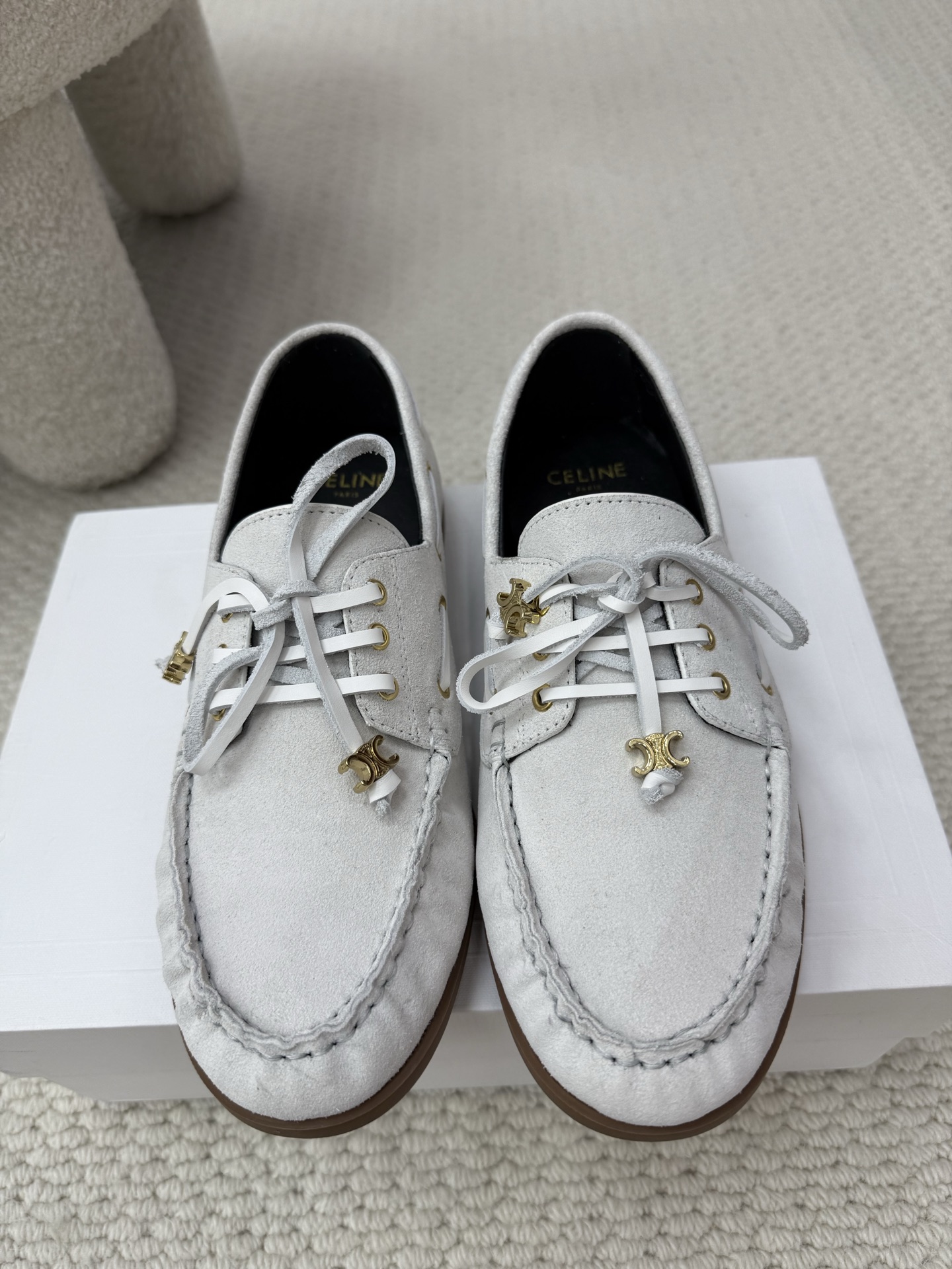 NO:563247,Top quality celine ss25 new arrival~ Celine's new early autumn Arc de Triomphe lace-up loafers with classic shoe design!  Cool and versatile, whether it is sports style or casual wear for daily street wear, it can be perfectly adapted to easily enhance the texture of the overall look. The design of this pair of shoes fits the foot shape very well and looks good on the feet and is easy to wear. Let’s be a CELINE girl... Original custom-made cowhide/cowhide/wrinkle paint upper, sheepskin lining/foot pad lining, original molded rubber outsole Size: 35-41 (40 41 custom-made, non-refundable)  CELINE·Silin】   Celine BLOCK wedge outsole 5CM, CT-02 upgraded canvas series, original one-to-one customized fabric, high frequency embossed LOGO, gravure logo stripes, internal expanded foam technology to reduce weight rubber outsole thick sole inner heightening sports shoes, 35-41, loafers, celine, celine, loafers, sneakers, cowhide, sheepskin19860909顶级品质 celine ss25 new arrival～ 塞琳早秋新款凯旋门系带乐福鞋 鞋型设计经典！酷帅又百搭无论是运动风穿搭 还是日常出街的休闲装,它都能完美适配～轻松提升整体造型的质感～这双鞋的设计很贴合脚型上脚好看又好穿一起来做个CELINE女孩吧… 鞋面原版定制牛京/牛皮/皱漆 里衬羊皮内里/垫脚里皮 鞋底原版开模橡胶大底 Size: 35-41 (40 41订做不退换） CELINE·思琳】 赛琳BLOCK坡跟外底5CM,CT-02升级版帆布系列,原版一比一定制面料,高周波压印LOGO,凹印标志条纹,内部膨胀泡沫工艺减重橡胶大底厚底内增高运动鞋,35-41,乐福鞋,celine,celine,loafers,sneakers,cowhide,sheepskin,Women's Shoes