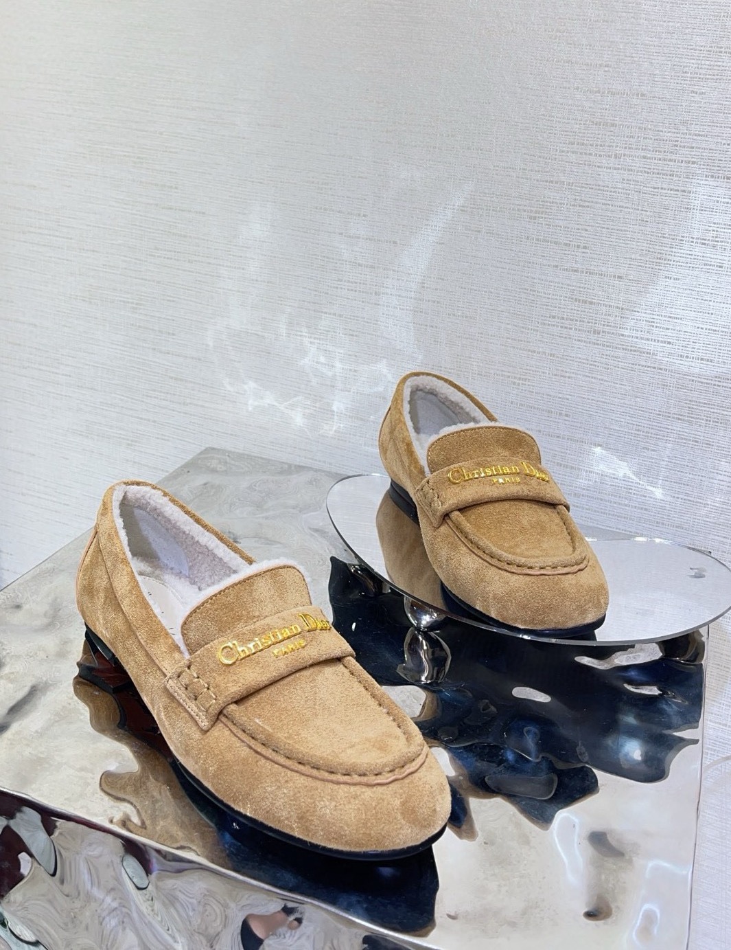 NO:563178,Top quality dior ss25 new arrival~ Dior new autumn and winter loafers｜Alps limited series D's Maoli loafers are super good-looking, super light, super easy to wear, suitable for home and outdoors~comfortable and warm, a must-have item for autumn and winter!  Fur integrated suede cow leather upper // sheep wool lining Front gold finish metal Christian Dior Paris logo Original rubber and leather combination sole Size: 35-41 (40 41 customized non-returnable), loafers, dior, loro piana, dior, loafers, cowhide19860909顶级品质 dior ss25 new arrival～ Dior 秋冬新款乐福鞋｜Alps限定系列 D家这款毛里乐福鞋超好看,超轻便,超好穿, 居家户外都适宜～舒适又保暖秋冬必备单品！ 皮毛一体绒面牛皮革鞋面 //绵羊毛内里 正面金色饰面金属 Christian Dior Paris 标志 原版胶质和皮革组合鞋底 Size: 35-41 (40 41订做不退换）,乐福鞋,dior,loro piana,dior,loafers,cowhide,Women's Shoes