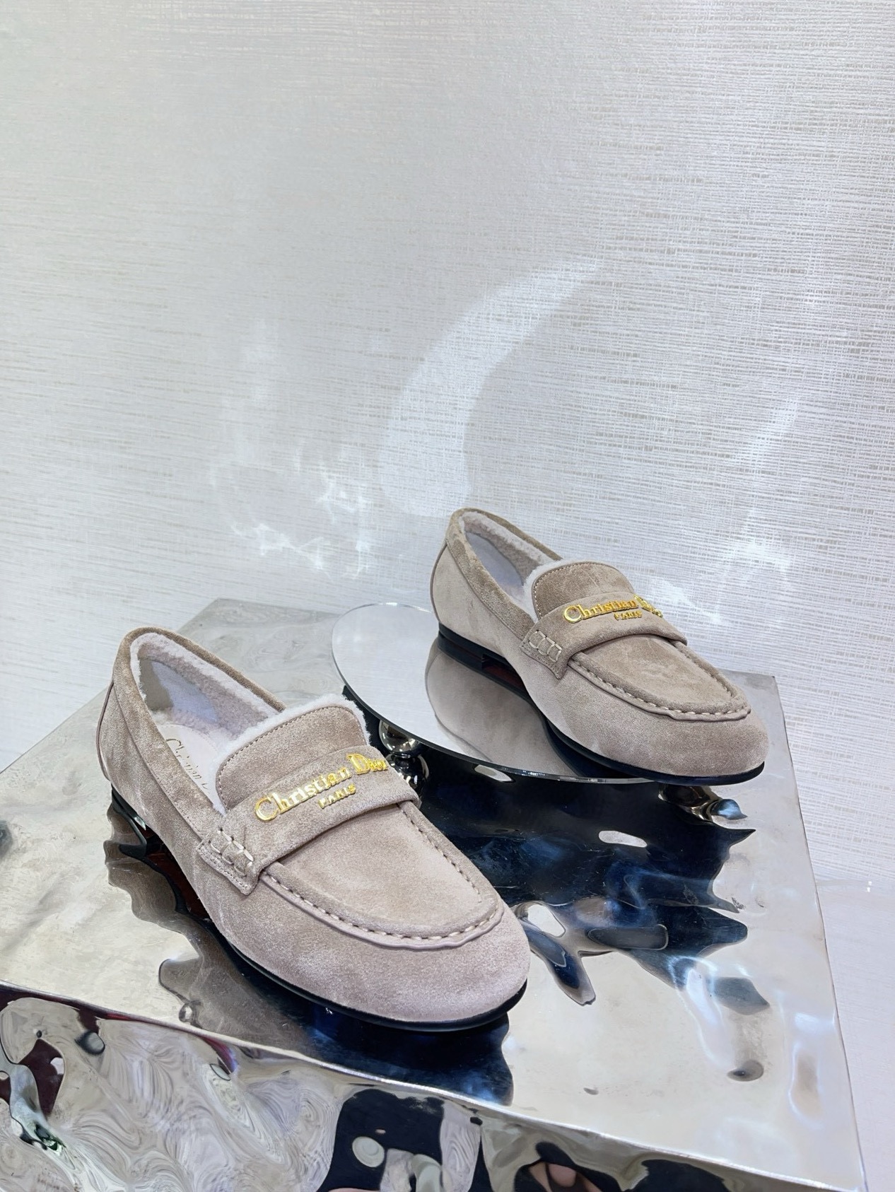 NO:563215,Top quality dior ss25 new arrival~ Dior new autumn and winter loafers｜Alps limited series D's Maoli loafers are super good-looking, super light, super easy to wear, suitable for home and outdoors~comfortable and warm, a must-have item for autumn and winter!  Fur one-piece suede cow leather upper // sheep wool lining Front gold finish metal Christian Dior Paris logo Original rubber and leather sole Size: 35-41 (40 41 customized non-returnable), loafers, dior, loro piana, dior, loafers, cowhide19860909顶级品质 dior ss25 new arrival～ Dior 秋冬新款乐福鞋｜Alps限定系列 D家这款毛里乐福鞋超好看,超轻便,超好穿, 居家户外都适宜～舒适又保暖秋冬必备单品！ 皮毛一体绒面牛皮革鞋面 //绵羊毛内里 正面金色饰面金属 Christian Dior Paris 标志 原版胶质和皮革鞋底 Size: 35-41 (40 41订做不退换）,乐福鞋,dior,loro piana,dior,loafers,cowhide,Women's Shoes