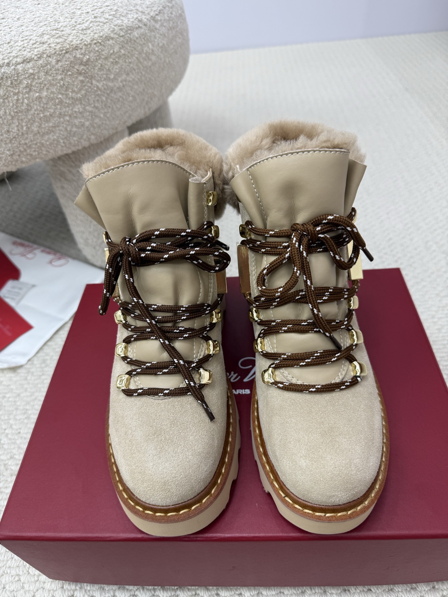 NO:563146,Top quality roger vivor fw25 mew arrival～RV Roger Vivier autumn and winter new wool short boots ViV' Rangers T ruck series｜Personal yet exquisite fur integrated design!  These boots with a full autumn and winter vibe are made of suede leather, with non-slip soles and embellishments with iconic metal buckles, easily adding personality to any look!  Ultra-light foam thick sole adds height and makes your legs look longer. The wool lining is warm and comfortable. A must-have product in winter!  Upper grade A cowhide + cowhide // integrated fur, lined with pure sheepskin lining/foot pads, original molded ultra-light foam sole + genuine leather welt, 5cm heel height, longer legs19860909顶级品质 roger vivier fw25 mew arrival～ RV 罗杰维维亚秋冬新款羊毛短靴 ViV' Rangers T ruck系列｜个性又不失精致 皮毛一体设计！秋冬氛围感拉满靴子以绒面 皮革制成,搭配防滑鞋底 标志性金属饰扣点缀,轻松为任意造型增添个性！超轻发泡厚底 增高又显腿长～羊毛内里保暖又舒适～冬天必备良品！ 鞋面A级牛京+牛皮 //皮毛一体 里衬纯真羊皮内里/垫脚 鞋底原版开模超轻发泡+真皮沿条 跟高5cm 增高又显腿长 Size35-39 (40订做不退换）,雪地靴,roger vivier,boots,cowhide,sheepskin,Women's Shoes