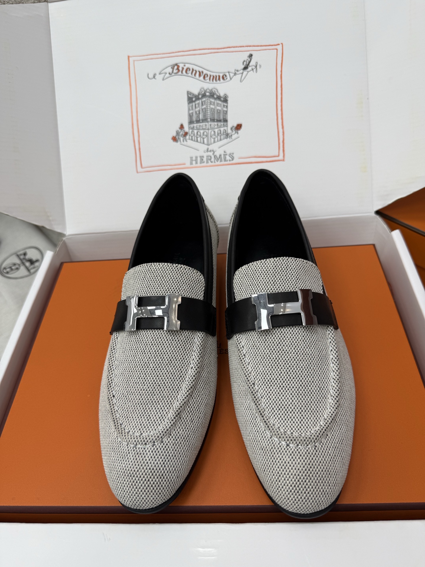 NO:577675,Top quality * Paris retro H-buckle loafers | Original purchasing agent level - black and white canvas Material and craftsmanship Original custom black and white canvas + matching leather Sheepskin lining Upper decorated with iconic H metal buckle Italian genuine leather outsole 2.5cm heel Size35-39 (40, 41, 42 customized non-refundable), loafers, loafers, sheepskin, Leather soles19860909顶级品质 * Paris复古H扣乐福鞋｜原版购入代购级别 -黑白帆布 材质与工艺 原版定制黑白色帆布+配皮 羊皮内衬 鞋面饰有标志性H金属扣 意大利真皮大底 2.5cm鞋跟 Size35-39（40、41、42定制不退换）,乐福鞋,loafers,sheepskin,Leather soles,Women's Shoes