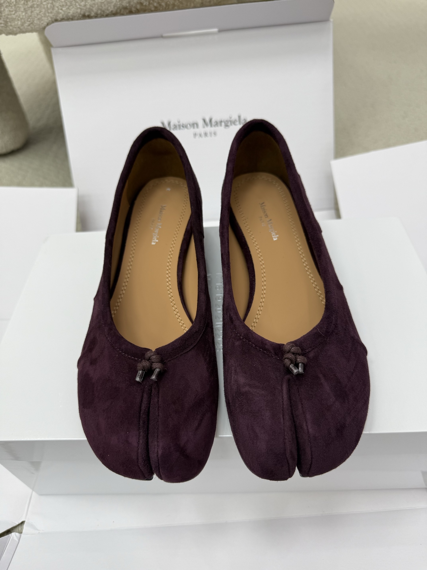 NO:577702,Made in Wanguan * * Super popular Tabi split-toe pleated 3cm low-heeled ballet shoes｜Original purchasing agent level - Purple Yangjing Exclusive original customized purple Yangjing Customized water-dyed leather lining Feet decorated with logo embossing Genuine leather sole made in Italy SIZE35-40, split-toe shoes, sheep19860909莞产 * * 超火Tabi分趾褶皱 3cm低跟芭蕾鞋｜原版购入代购级别 -紫色羊京 独家原版定制紫色羊京 定制水染皮革里衬 垫脚饰有logo压印 意大利产真皮底 SIZE35-40,分趾鞋,sheep,Women's Shoes