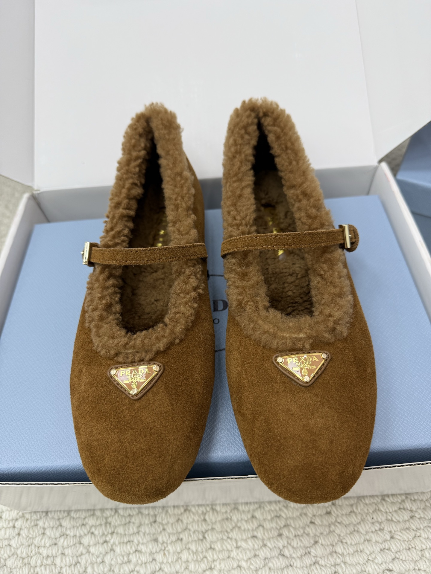 NO:594318,Top quality Prada ss25 new arrival～P's new autumn and winter Mary Jane/furry shoes, cow suede upper, fur integrated inside, warm and comfortable, super cute and fashionable, a must-have item for winter wear, size 35-41 (40 41 customized, non-returnable) Comes with airplane case, fur shoes, prada, mary jane19860909顶级品质 Prada ss25 new arrival～ P家秋冬新款玛丽珍/毛毛鞋 牛反绒鞋面 皮毛一体内里,保暖又舒服 超好看巨可爱,时髦精冬季穿搭必备单品 size 35-41 (40 41订做不退换） 配飞机盒,毛毛鞋,prada,mary jane,Women's Shoes