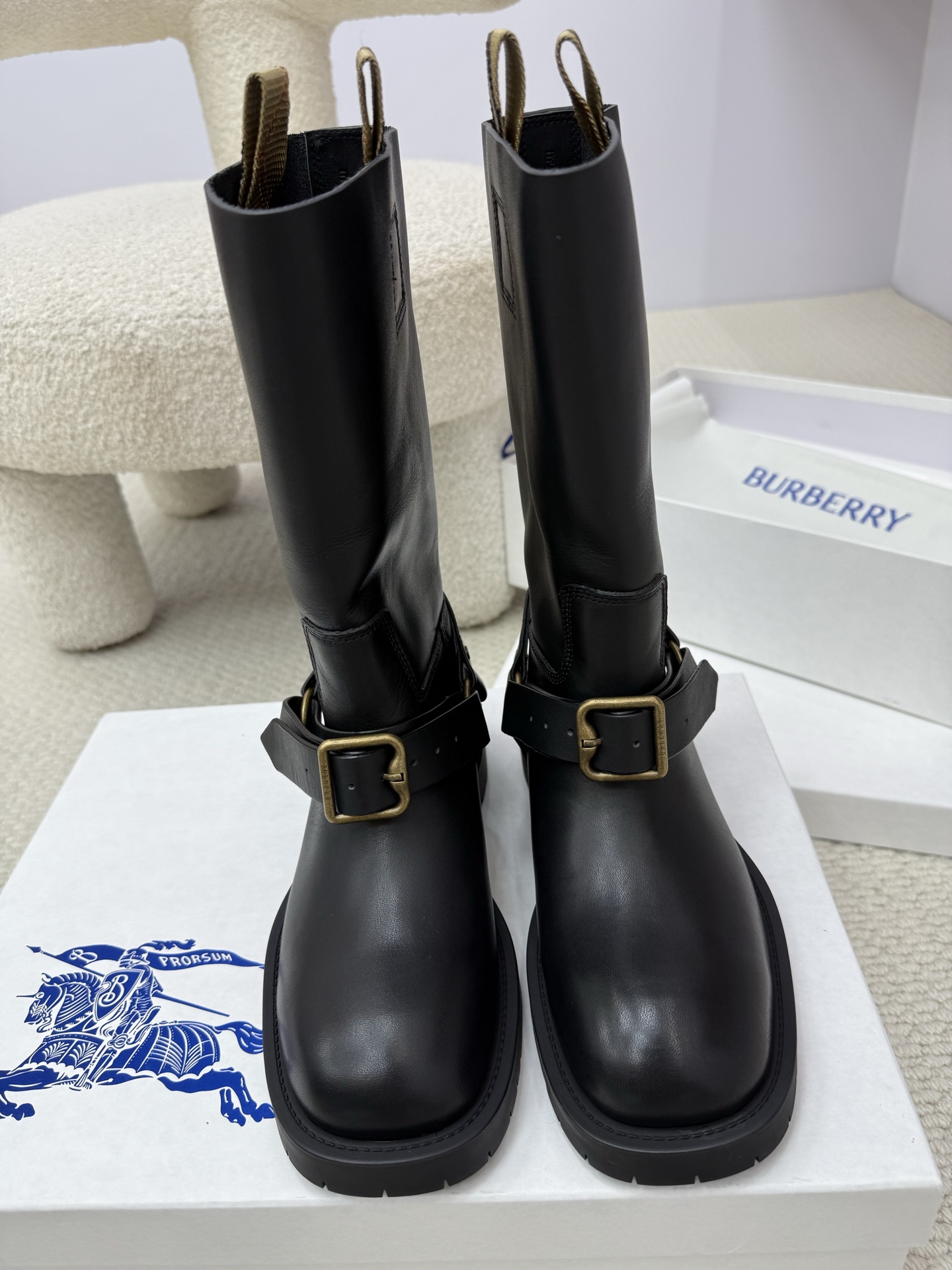 NO:594277,Top quality BURBERRY fw25 new arrival~ Burberry's new 2025 autumn and winter Saddle equestrian boots are super good-looking on the feet~ a must-have item for fashionable autumn and winter matching!  Materials and craftsmanship: calfskin/suede fabric, cow leather lining, boot collar with Burberry signature webbing, original rubber outsole | Decorated with blue pattern and BURBERRY letters SIZE35-36-37-38-39-40,boots,burberry,burberry,boots,cowhide,chamois leather19860909顶级品质 BURBERRY fw25 new arrival～ 巴宝莉2025秋冬新款Saddle马术靴 上脚超好看～时髦精秋冬搭配必备单品！ 材质与工艺 小牛皮/麂皮面料 牛皮革衬里 靴口配有Burberry标志性织带 原版橡胶大底 ｜ 饰有蓝色图案以及BURBERRY字母 SIZE35-36-37-38-39-40,靴子,burberry,burberry,boots,cowhide,chamois leather,Women's Shoes
