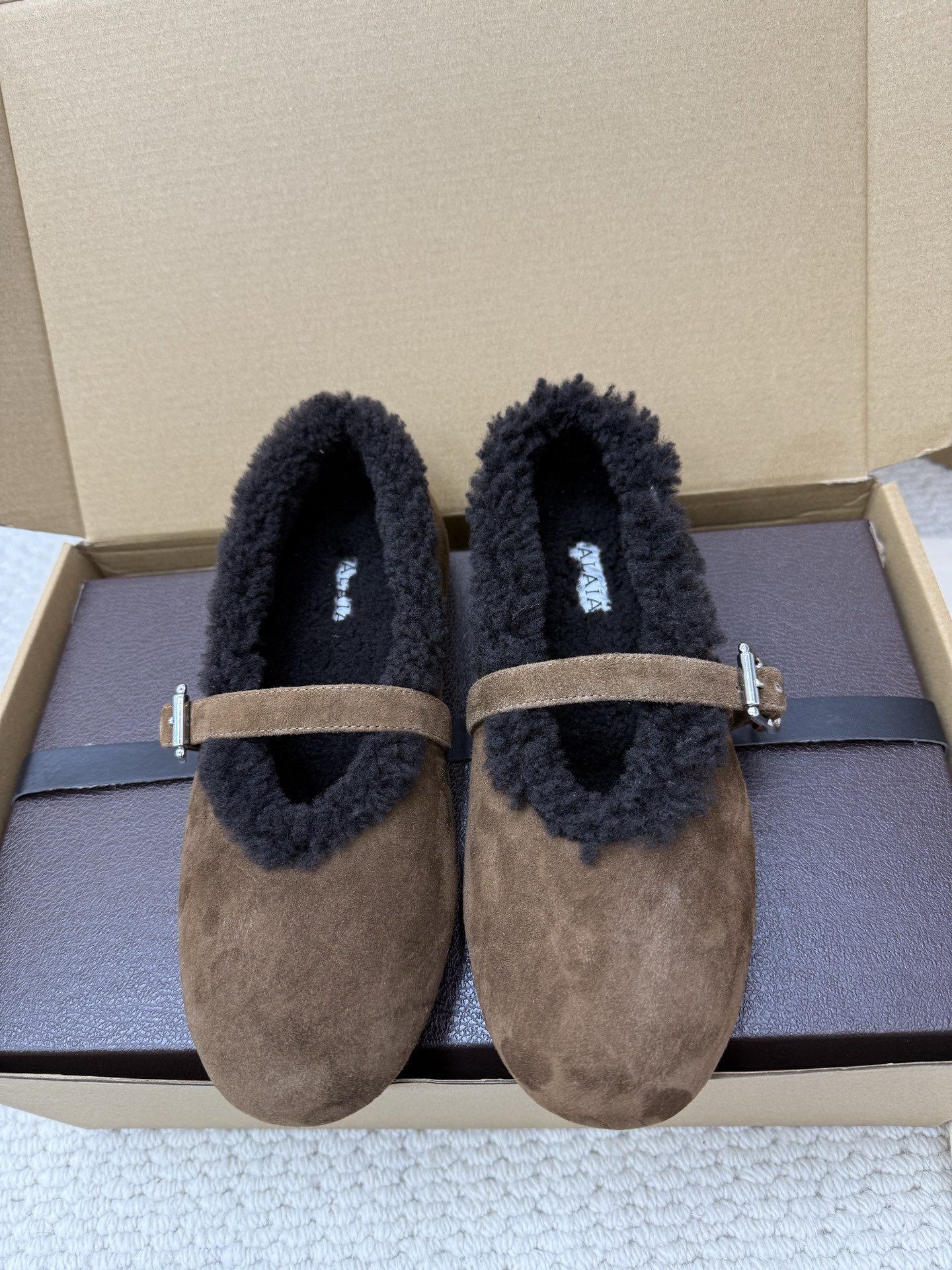 NO:594313,Top quality ALAiA｜The first pair of beautiful shoes for autumn and winter. They are so warm and cute. Suede sheepskin upper and fur lining, so comfortable for the feet. New equipment for the season, new ballet shoes. I can’t wait to take them home #Alaia Alaia #ALAiA #alaia size 35-40, fur shoes, alaia, sheepskin19860909顶级品质 ALAiA｜敲响秋冬的第一双美鞋 暖呼呼的别太可爱了吧 反绒羊皮鞋面,皮毛一体内里,脚感太舒服啦 换季新装备,新款芭蕾舞鞋 啊迫不及待要把它接回家啦 #Alaia 阿莱亚 #ALAiA #alaia size 35-40,毛毛鞋,alaia,sheepskin,Women's Shoes