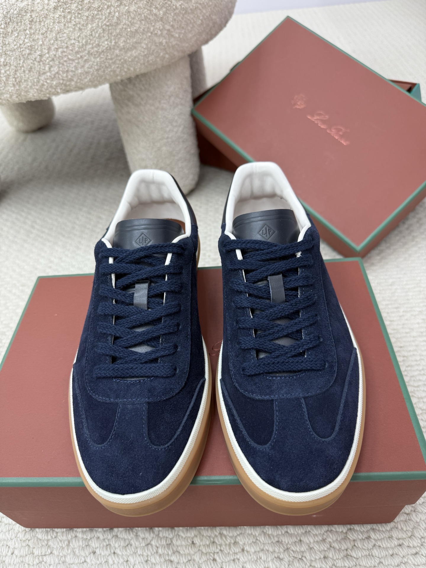 NO:594246,Top quality Loro piana丨LP Tennis Walk moral training shoes. This lace-up moral training shoe is designed with leather and cowhide splicing!  Combining retro and high-end feel, it is the ideal shoe choice for urban wear!  A classic item that is suitable for a variety of styles and can be worn all year round. Materials and craftsmanship. Customized cowhide/cow suede upper. Cowhide lining. Original rubber outsole. SIZE women's size 35-41 (41 customization is non-refundable). Men's size 39-45 (45 customization is non-refundable). Casual shoes/sports shoes, loro piana, loro piana, sneakers, cowhide.19860909顶级品质 Loro piana丨LP诺悠翩雅Tennis Walk 德训鞋 这款系带德训鞋采用皮革与牛绒拼接设计！兼具复古与高级感是都市着装的理想鞋履选择！ 适配多种风格,一年四季都可穿搭的经典单品 材质与工艺 鞋面定制牛皮/牛反绒 内里牛皮 鞋底原版橡胶大底 SIZE女码35-41码（41定制不退换） 男码39-45码（45定制不退换）,休闲鞋/运动鞋,loro piana,loro piana,sneakers,cowhide,Women's Shoes