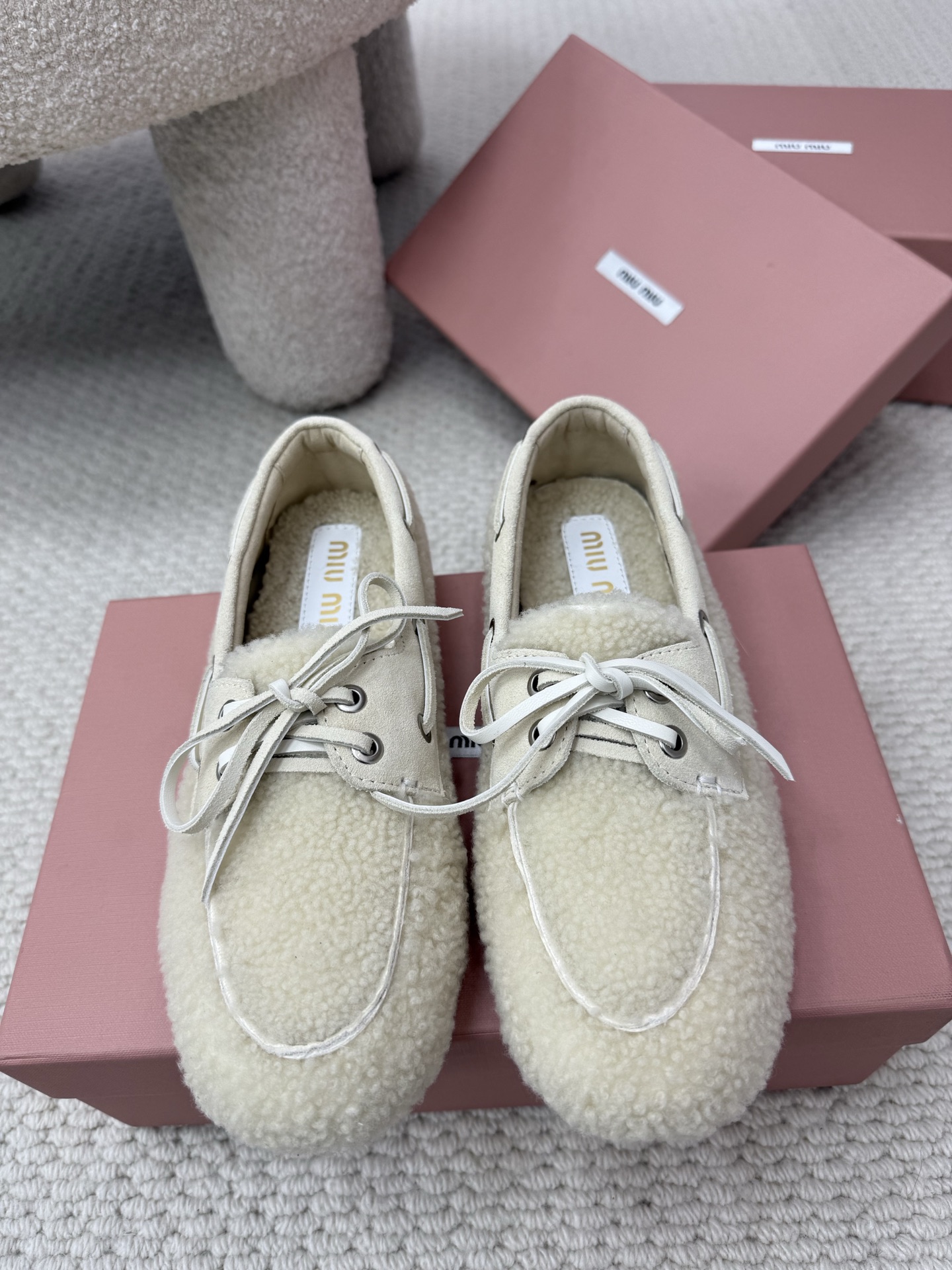 NO:594231,Top quality MiuMiu fw25 new arrival~ Miu Miu's new ballet fur shoes for autumn and winter. Bow drawstring design, relaxed and casual. Super soft and comfortable on the feet~warm you all winter. Fur integrated. Pure wool material / suitable for indoor and outdoor. Ultra-thin original sole, light and soft. Size 35-39 (40 41 custom-made, non-refundable), loafers, miumiu, loafers19860909顶级品质 MiuMiu fw25 new arrival～ 缪缪秋冬新款芭蕾舞毛毛鞋 蝴蝶结抽绳设计,张弛有度且随性自我 上脚超级柔软舒服～温暖你一整个冬季 皮毛一体 纯羊毛材质 /室内户外都适宜 超薄原版鞋底,轻盈柔软 size35-39（40 41订做不退换）,乐福鞋,miumiu,loafers,Women's Shoes