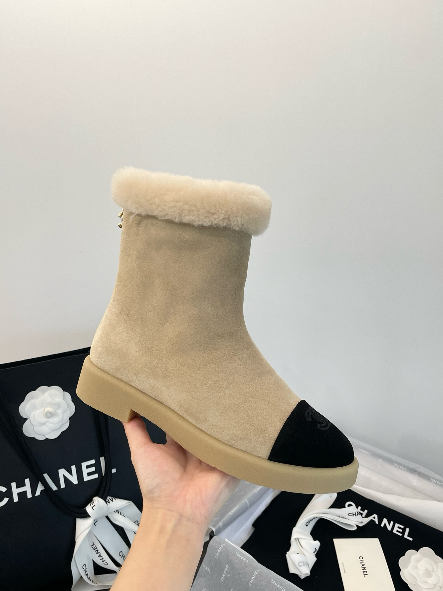 NO:616444,: More details Exclusive original 1:1 custom-made imported high-mercerized cow suede for the upper. Lamb wool lining imported from Australia. Exclusive original 1:1 mold-opening and custom-made 1:1 zipper for zipper + golden double C. Zinc alloy pendant ~ long-lasting and non-softening ~ strong antioxidant capacity. Exclusive original 1:1 custom-made imported ultra-light Q-elastic rubber outsole for the outsole. The thick sole is about 4cm. The tube height is about 21cm. The tube circumference is about 32cm. It is by no means a common product in the market!  !  Those who know the goods will understand ~ high quality is absolutely different, snow boots, boots19860909: 更多细节 鞋面独家原版1:1定制进口高丝光牛反毛 内里澳洲进口皮毛一体羊羔毛 拉链独家原版1:1开模定制1:1拉链+金色双C 锌合金吊坠～持久不软化～抗氧化能力强 大底独家原版1:1定制进口超轻Q弹橡胶大底 厚底4cm左右 筒高21cm左右 筒围32cm左右 绝不是市场很普通货！！ 懂货的自然懂～高品质绝对完全不一样,雪地靴,boots,Women's Shoes